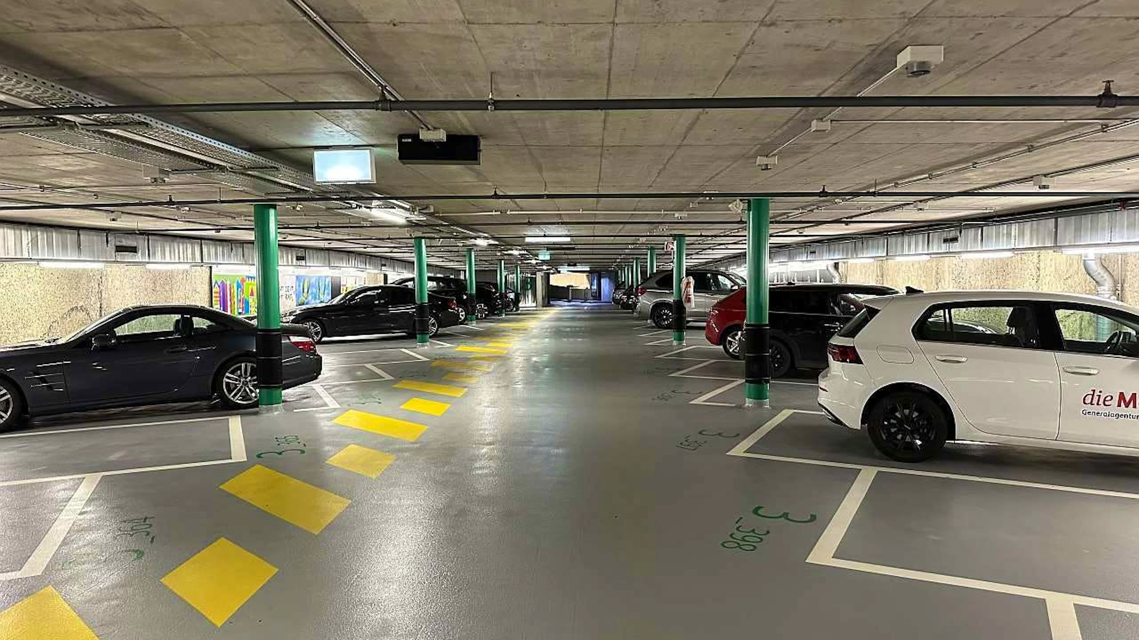 In Parkhäusern wie hier bei der Gessnerallee in Zürich ist das Parken aufgrund der Konstruktion des Parkhauses etwas einfacher als an vielen anderen Orten.