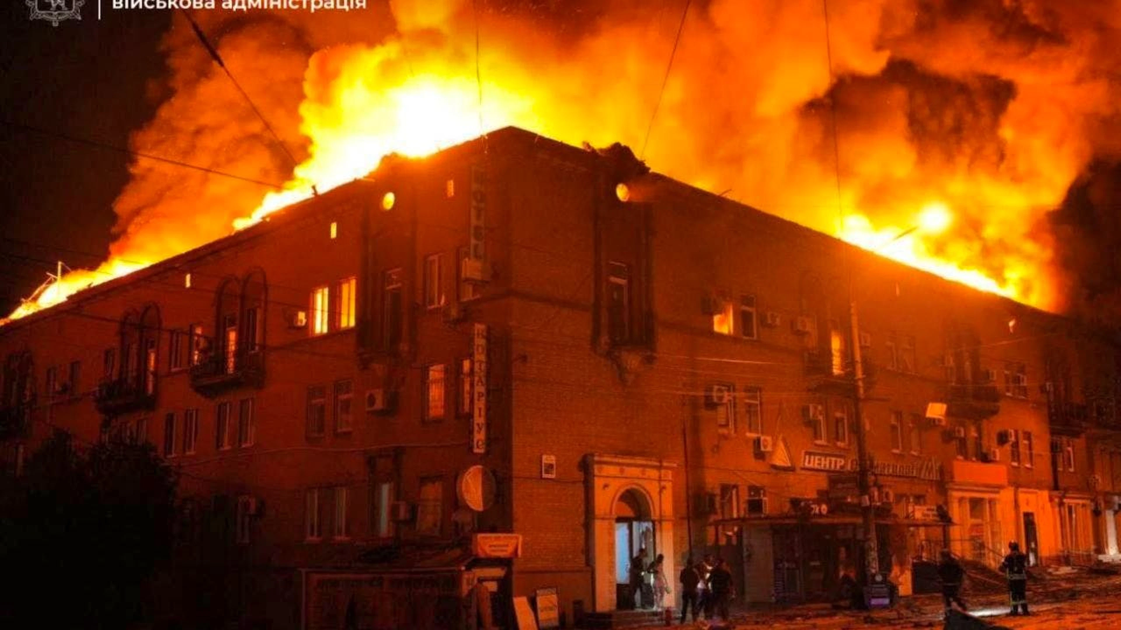 dpatopbilder – HANDOUT – In this photo provided by the Zaporizhzhia Regional Administration, a building is on fire following a Russian attack. Photo: Uncredited/Zaporizhzhia Regional Administration/AP/dpa – NOTE: For editorial use only and only with full attribution of the above credit