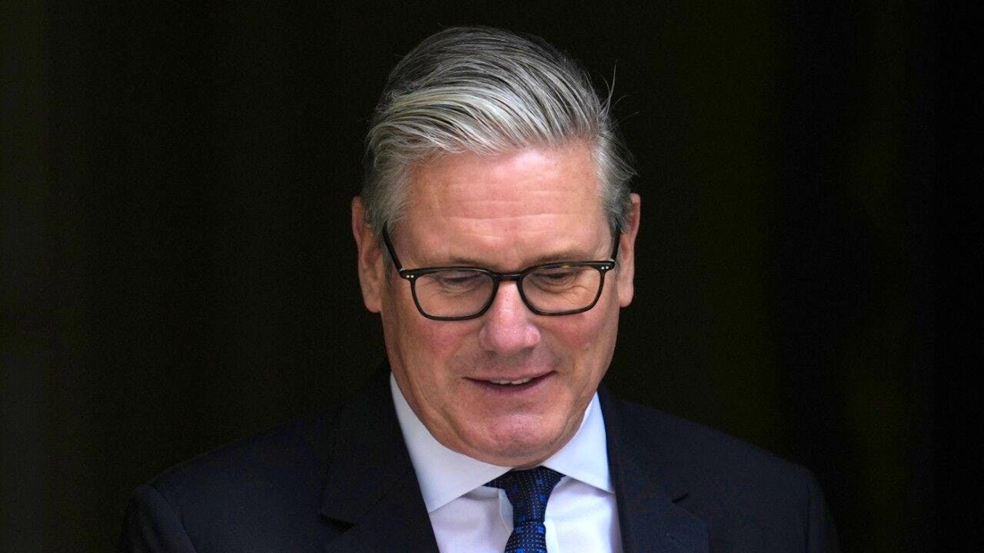 ARCHIV – Der britische Premierminister Keir Starmer verlässt die Downing Street 10, um an der wöchentlichen Sitzung des Premierministers im Parlament in London teilzunehmen. Foto: Kin Cheung/AP/dpa