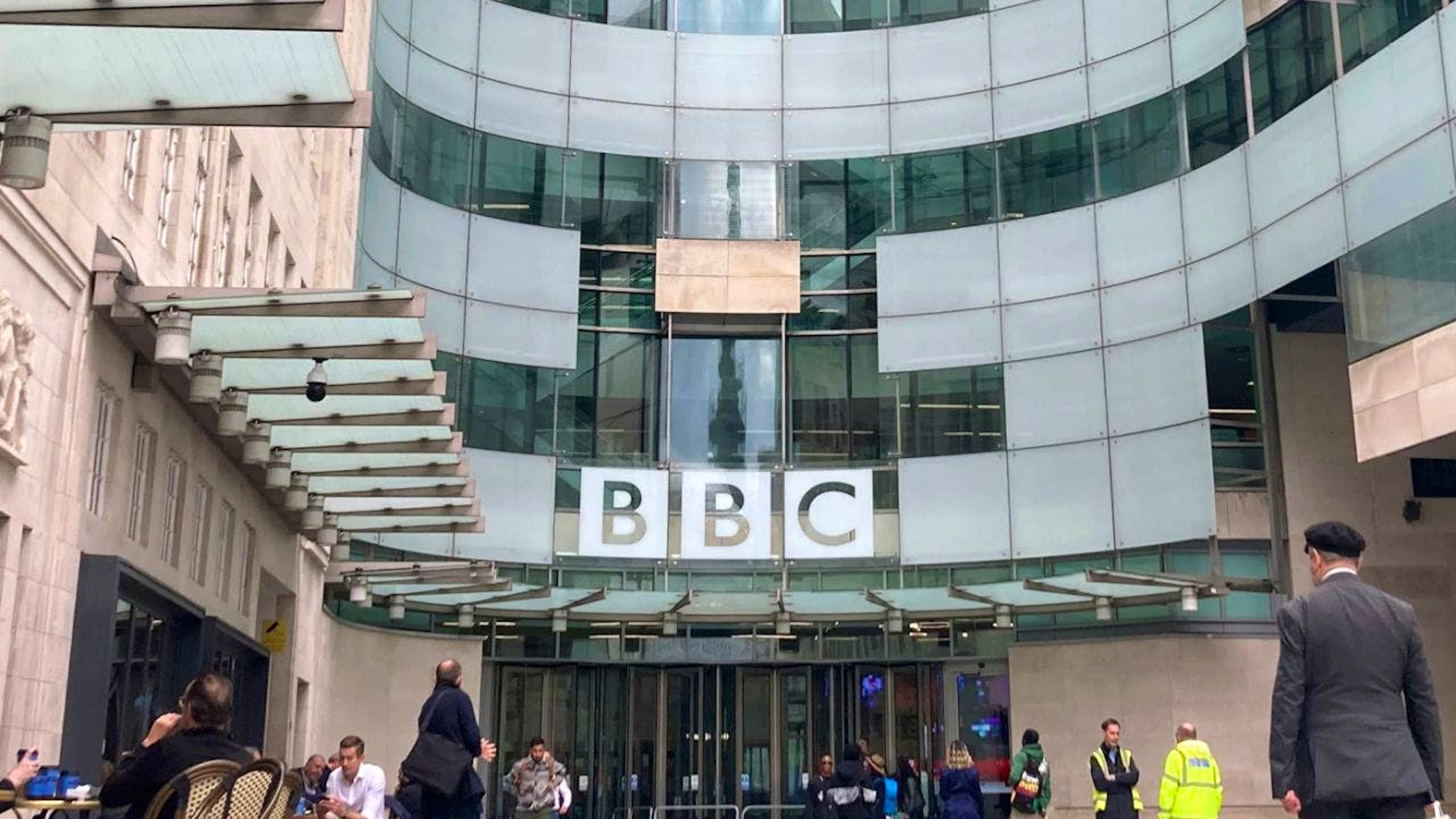 ARCHIV – Das Sender-Logo prangt am Eingang der britischen Rundfunkanstalt BBC. Foto: Christoph Meyer/dpa
