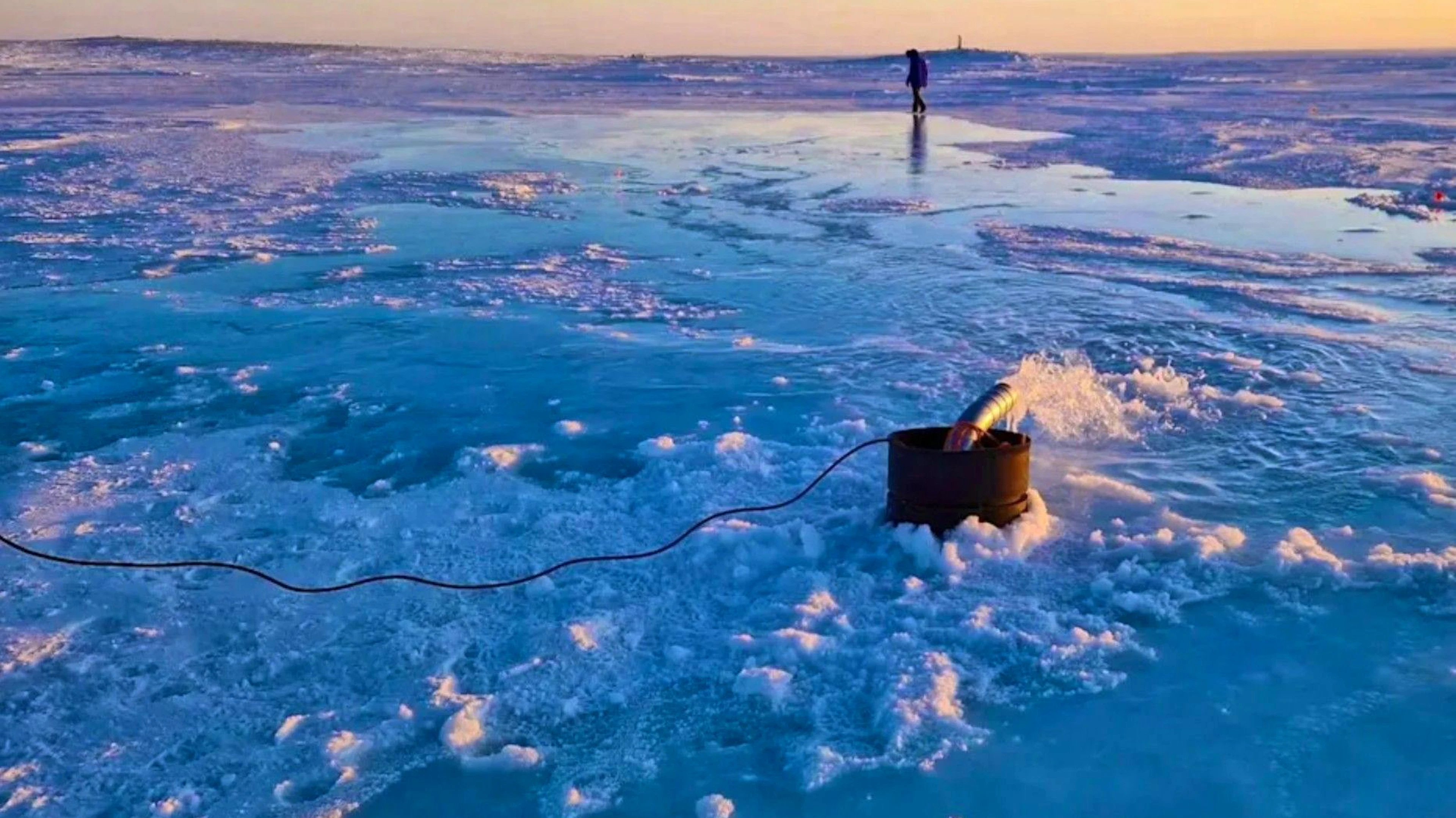 Mit diesen Pumpen wird Meerwasser an die Oberfläche befördert, wo es sofort gefriert und die Eisdecke verdickt.