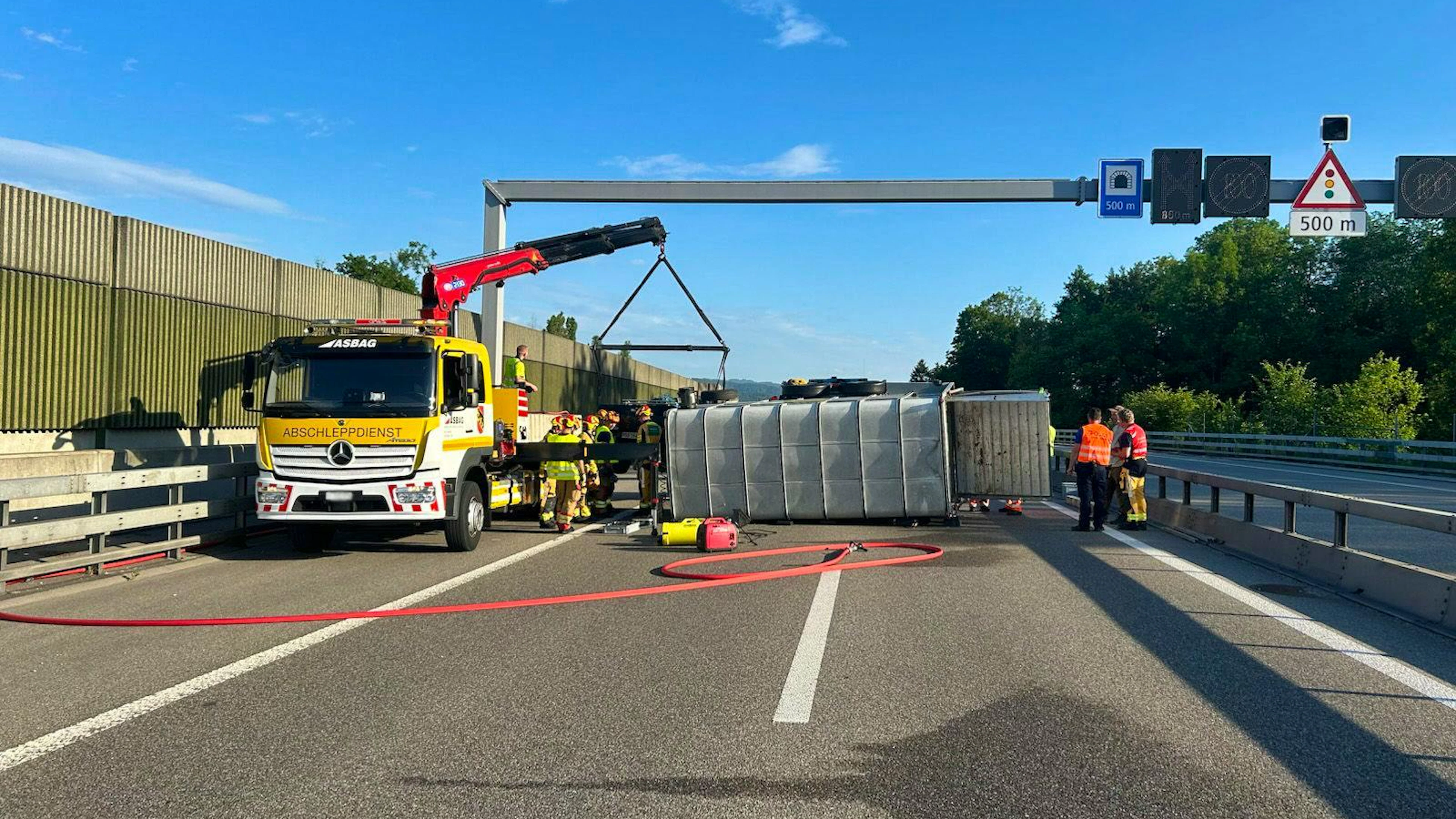 Die A1 musste für mehrere Stunden gesperrt werden.