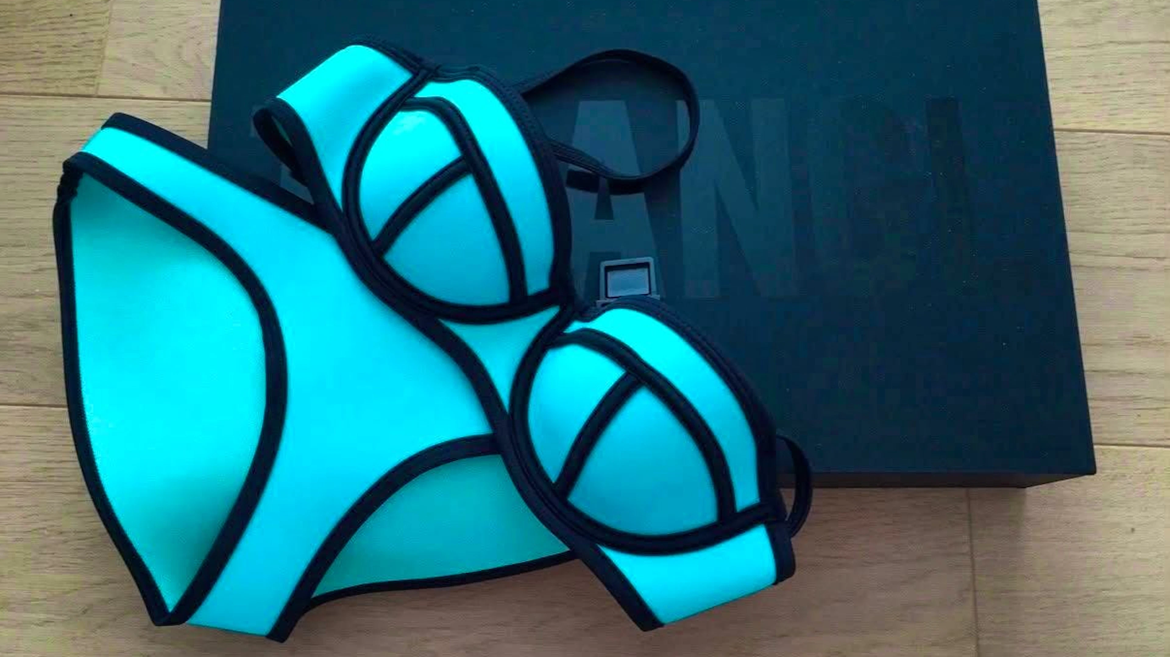 D’ailleurs, l’auteure de cet article a retrouvé dans son cloud une vieille photo de son bikini Triangl. La photo date de février 2015.