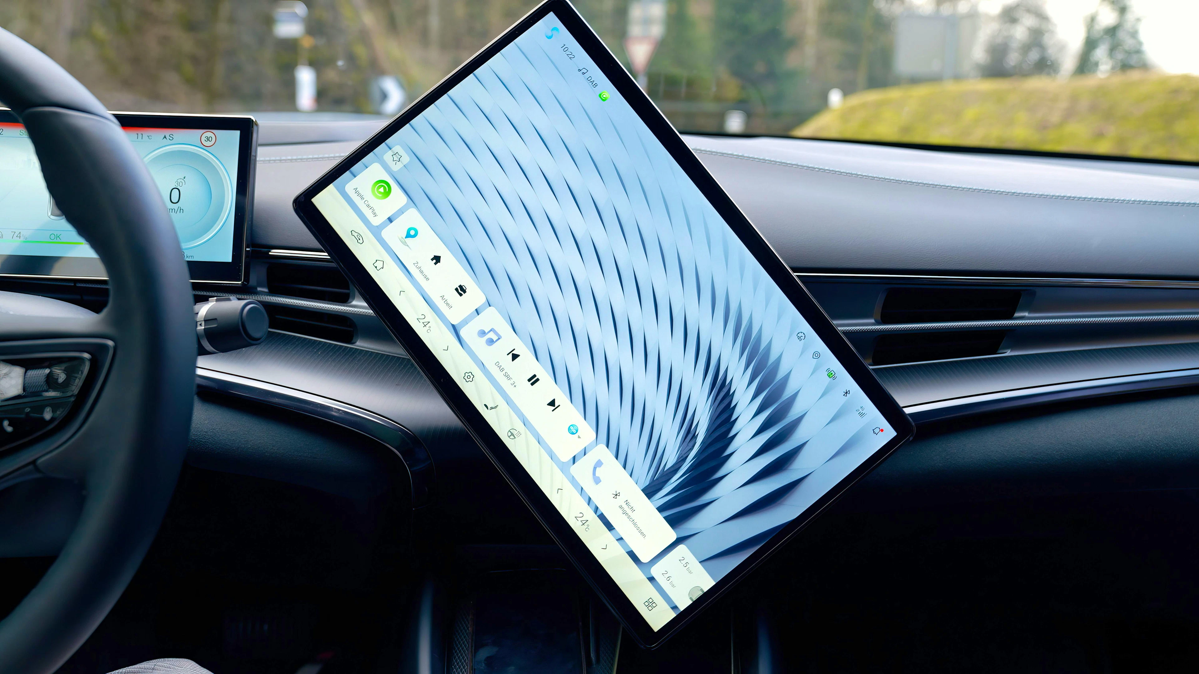 Das Display in der Mitte lässt sich auf Knopfdruck drehen.
