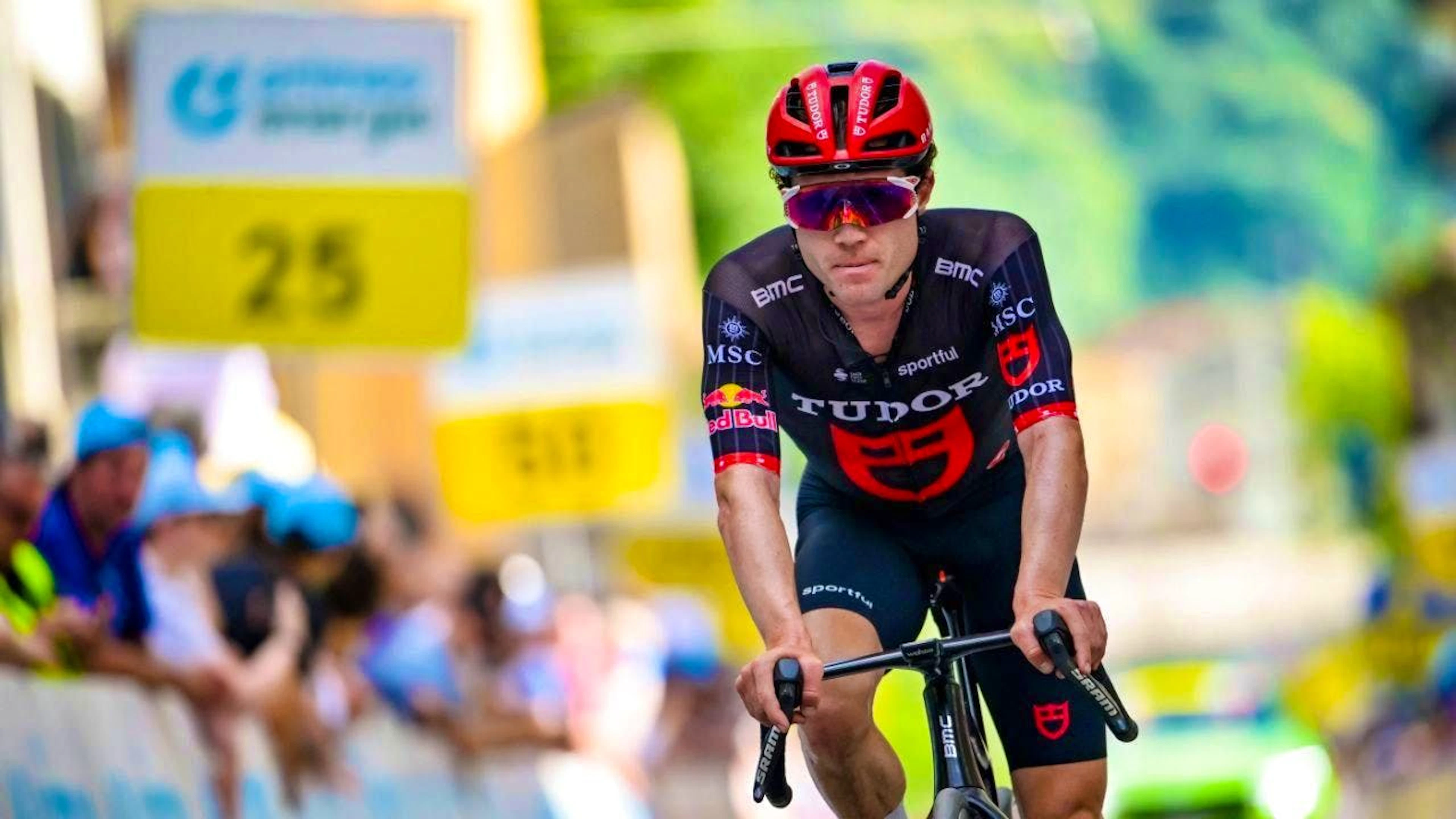 The top Swiss rider—though already more than five and a half minutes behind winner Pogacar—at the finish in Sondrio: Marc Hirschi of Bern