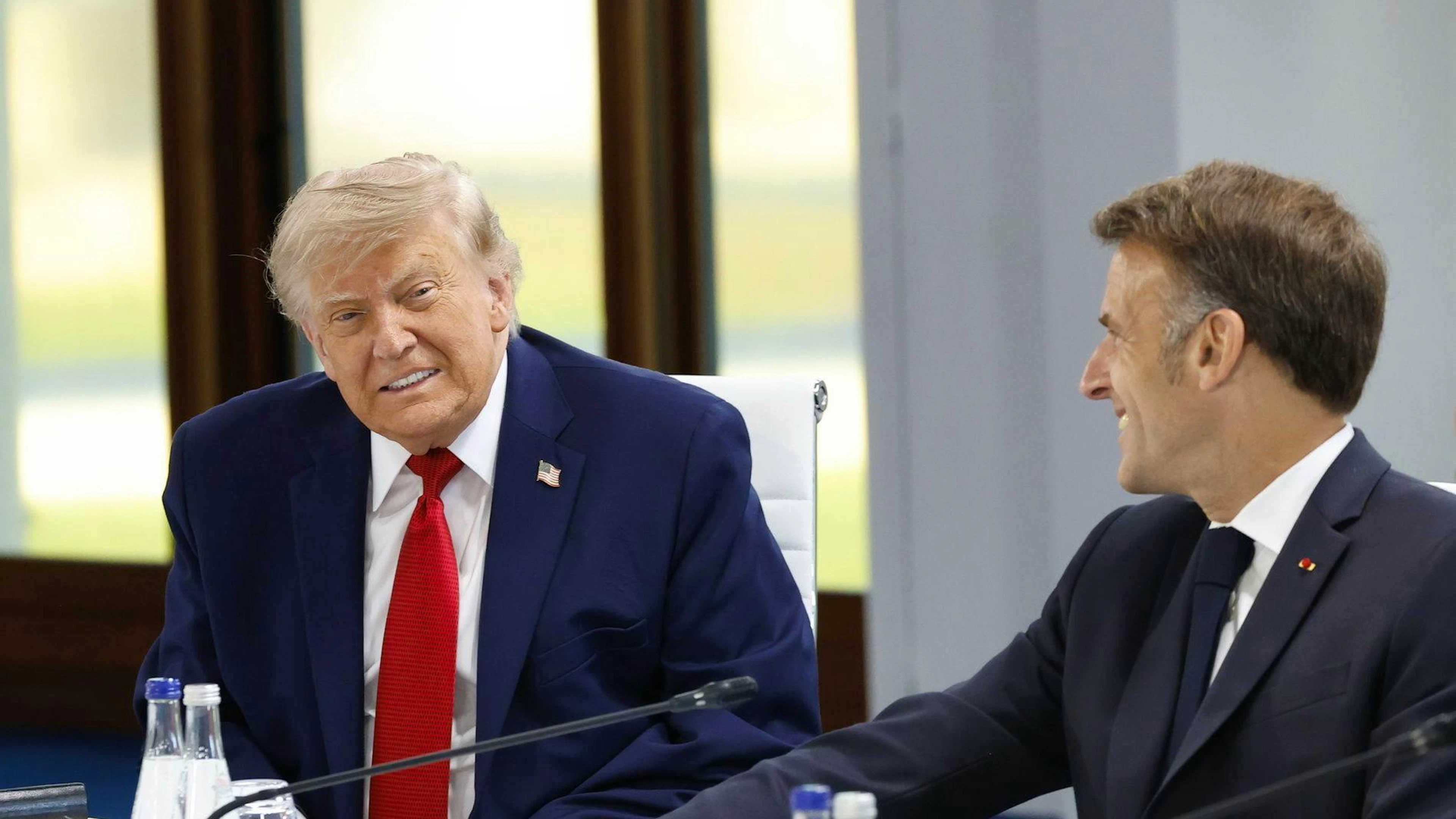 Donald J. Trump (sinistra) e la sua controparte francese, Emmanuel Macron