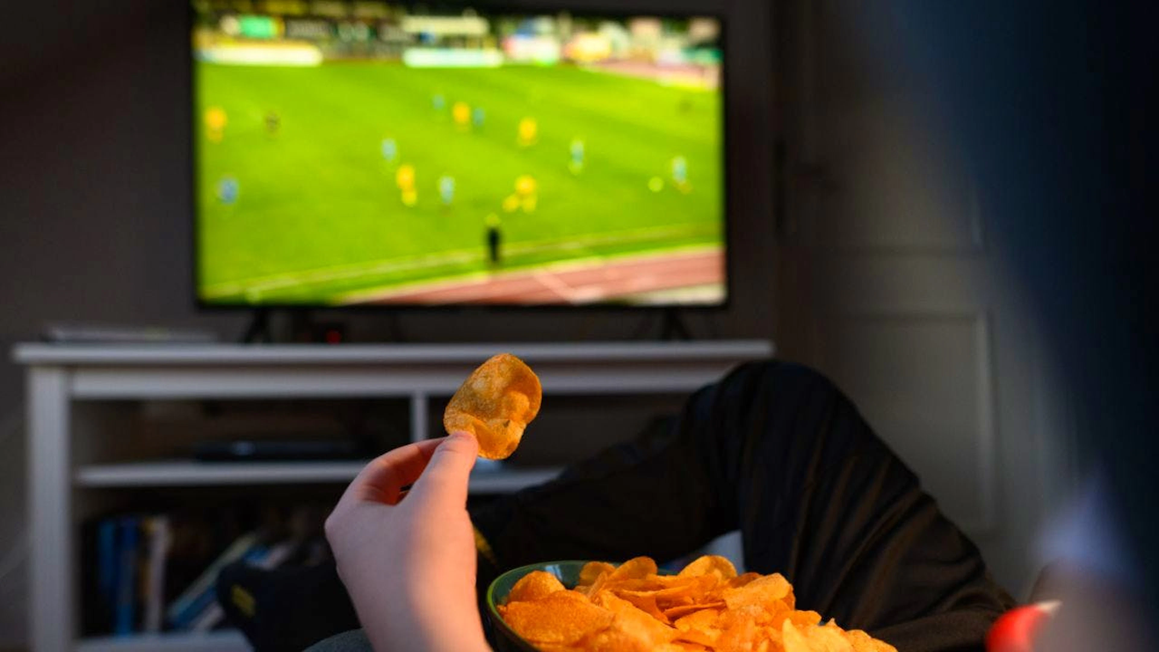 Ein Champions-League-Fussball-Abend gibt es für SRF- und Chipskonsumenten ab Sommer 2027 nicht mehr