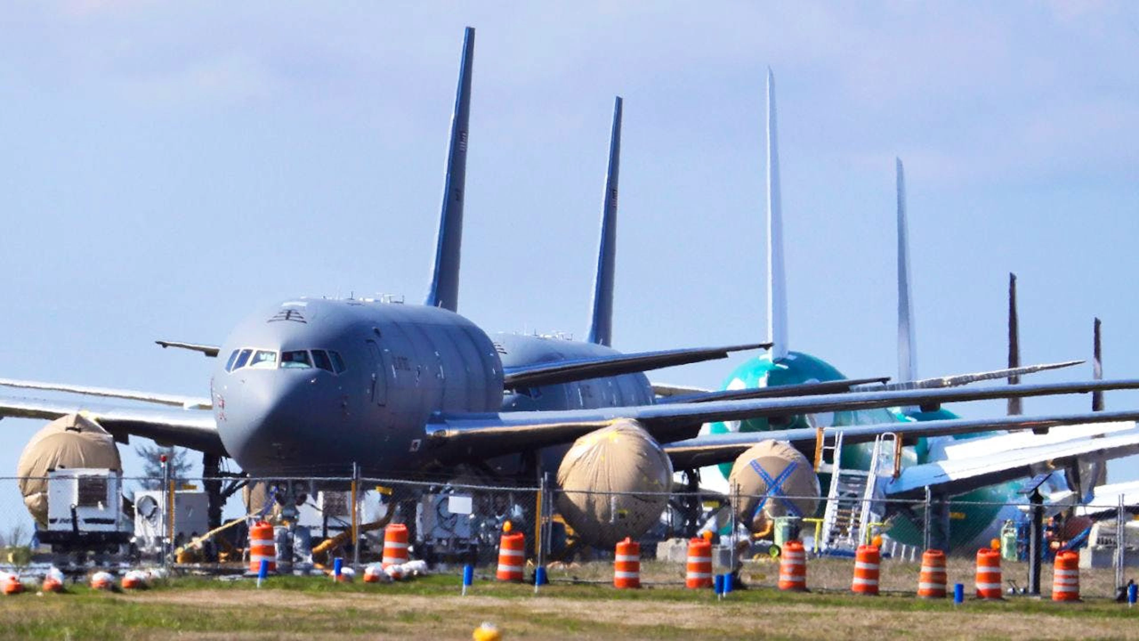 ARCHIV – KC-46-Tankflugzeuge der U.S. Air Force, die von Boeing gebaut werden, sind auf dem Flughafen Paine Field geparkt. Foto: Ted S. Warren/AP/dpa