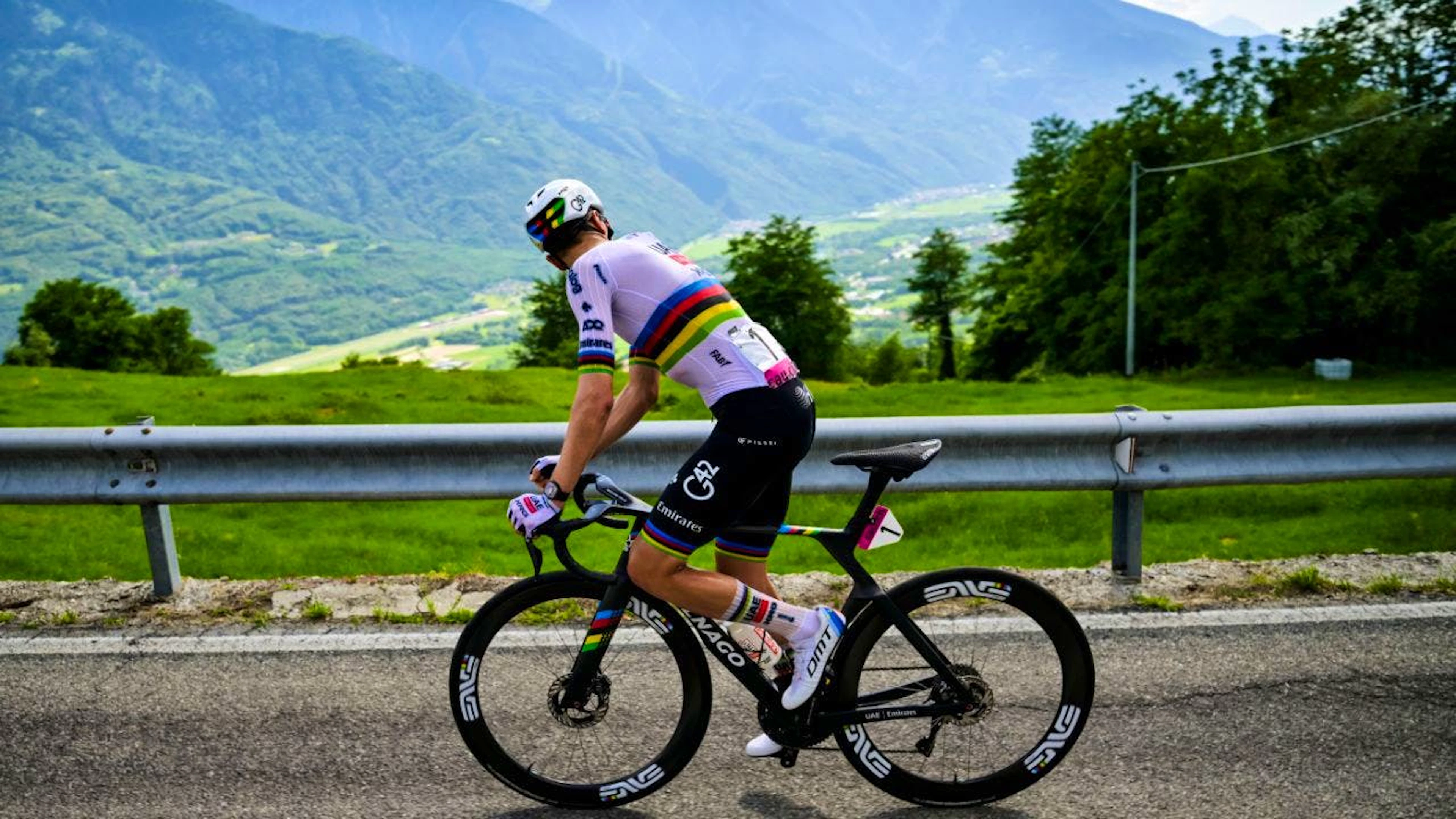 Blick zurück – aber da ist niemand: Tadej Pogacar gewann hochüberlegen die 1. Etappe der Tour de Suisse