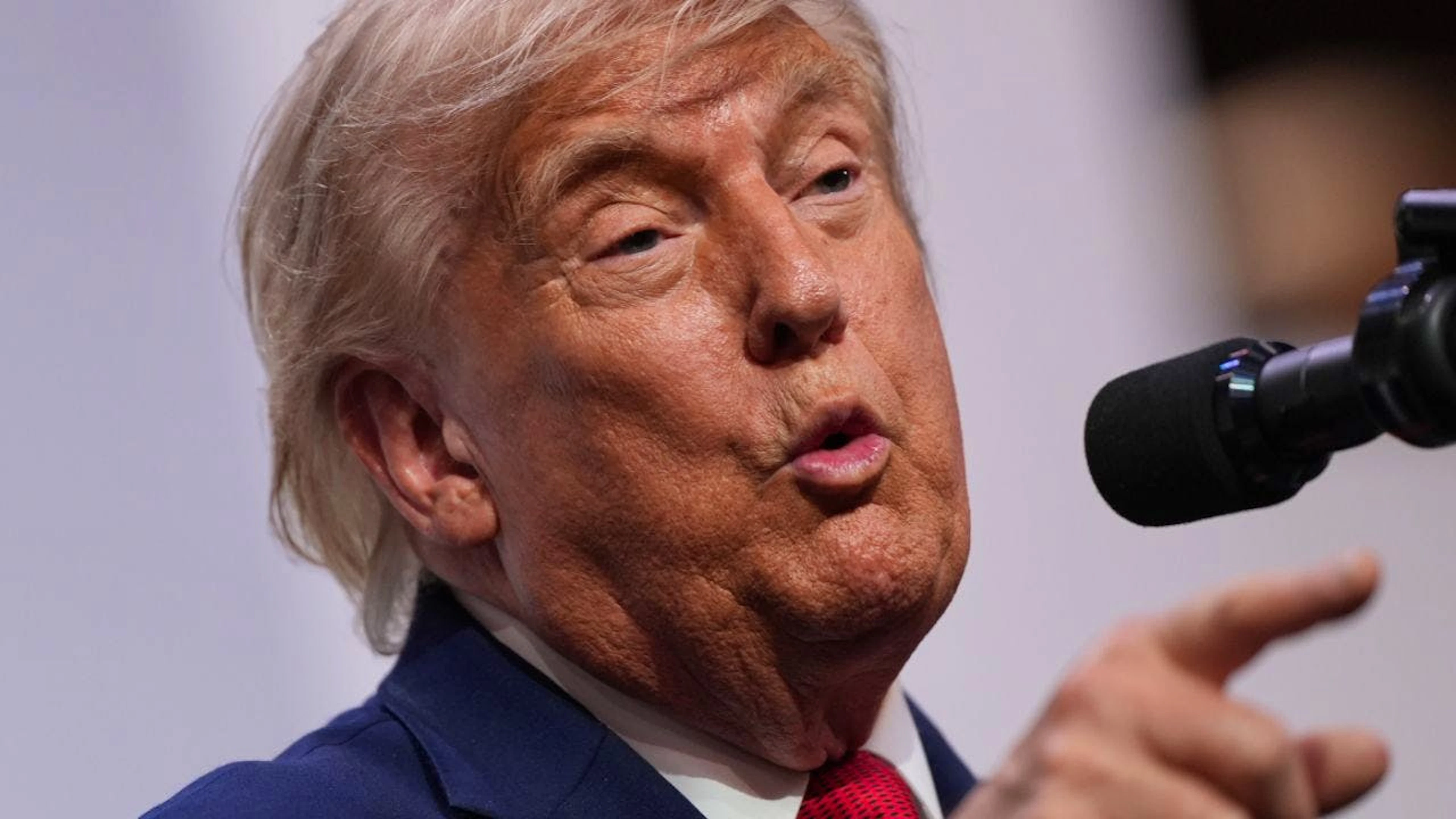 Il protocollo d'intesa tra Washington e Teheran «dice chiaramente che l'Iran non avrà mai l'arma nucleare. Non c'è scritto che potranno averla fra cinque, dieci o 20 anni», ha detto Donald Trump.