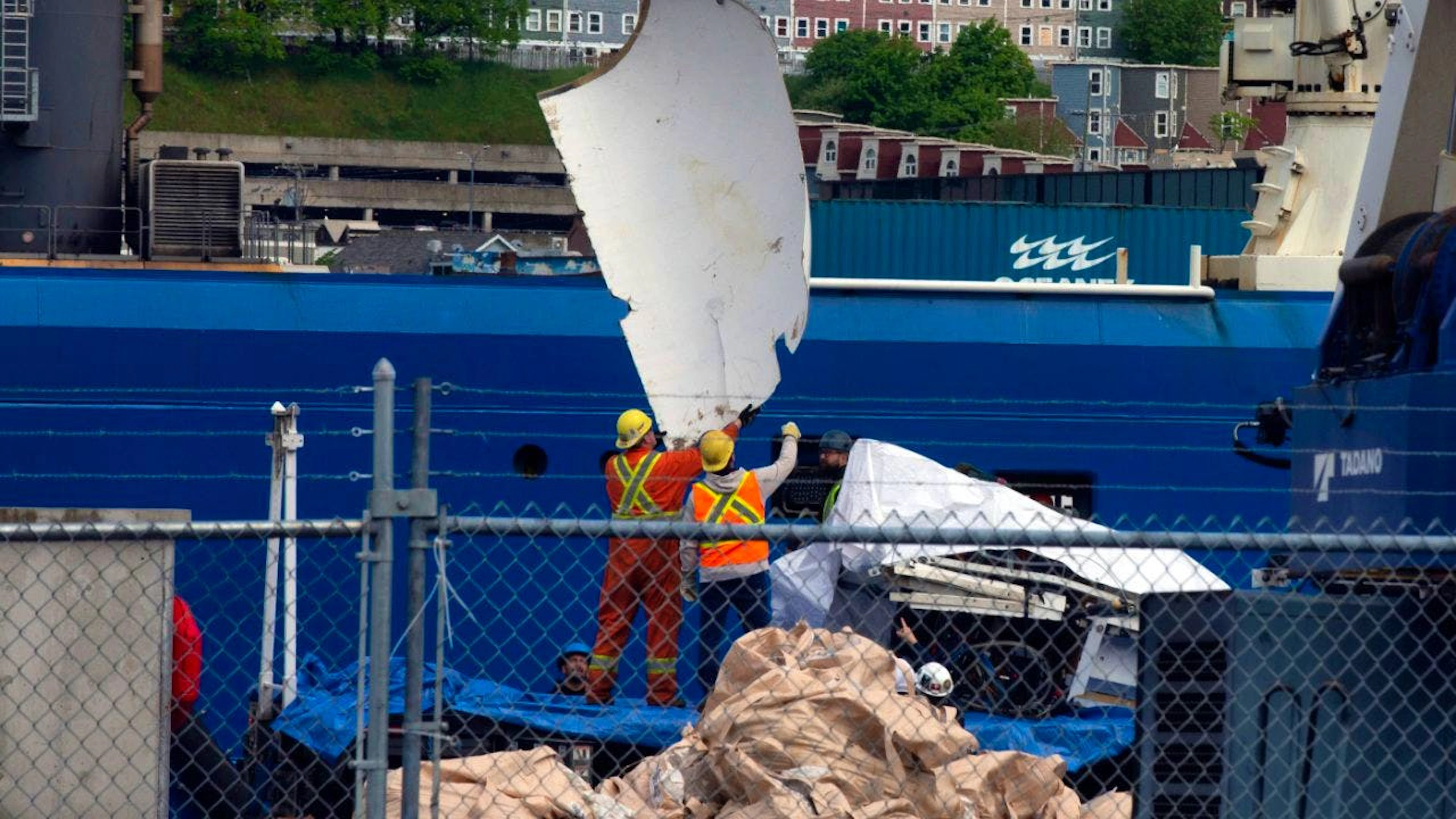 ARCHIV – Trümmer des Tauchboots «Titan», das vom Meeresboden in der Nähe des Wracks der Titanic geborgen wurde, werden am Pier der kanadischen Küstenwache vom Schiff «Horizon Arctic» entladen. 