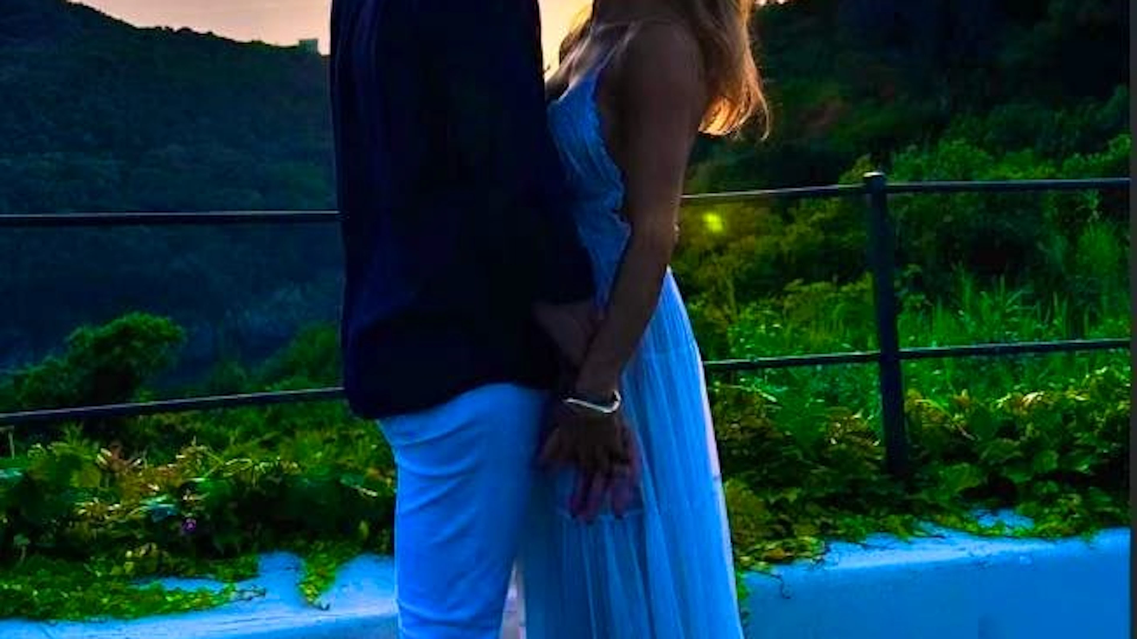 Michelle Hunziker posted this romantic photo on Instagram. It shows her in a tender moment with Roman dentist Giulio Berruti.