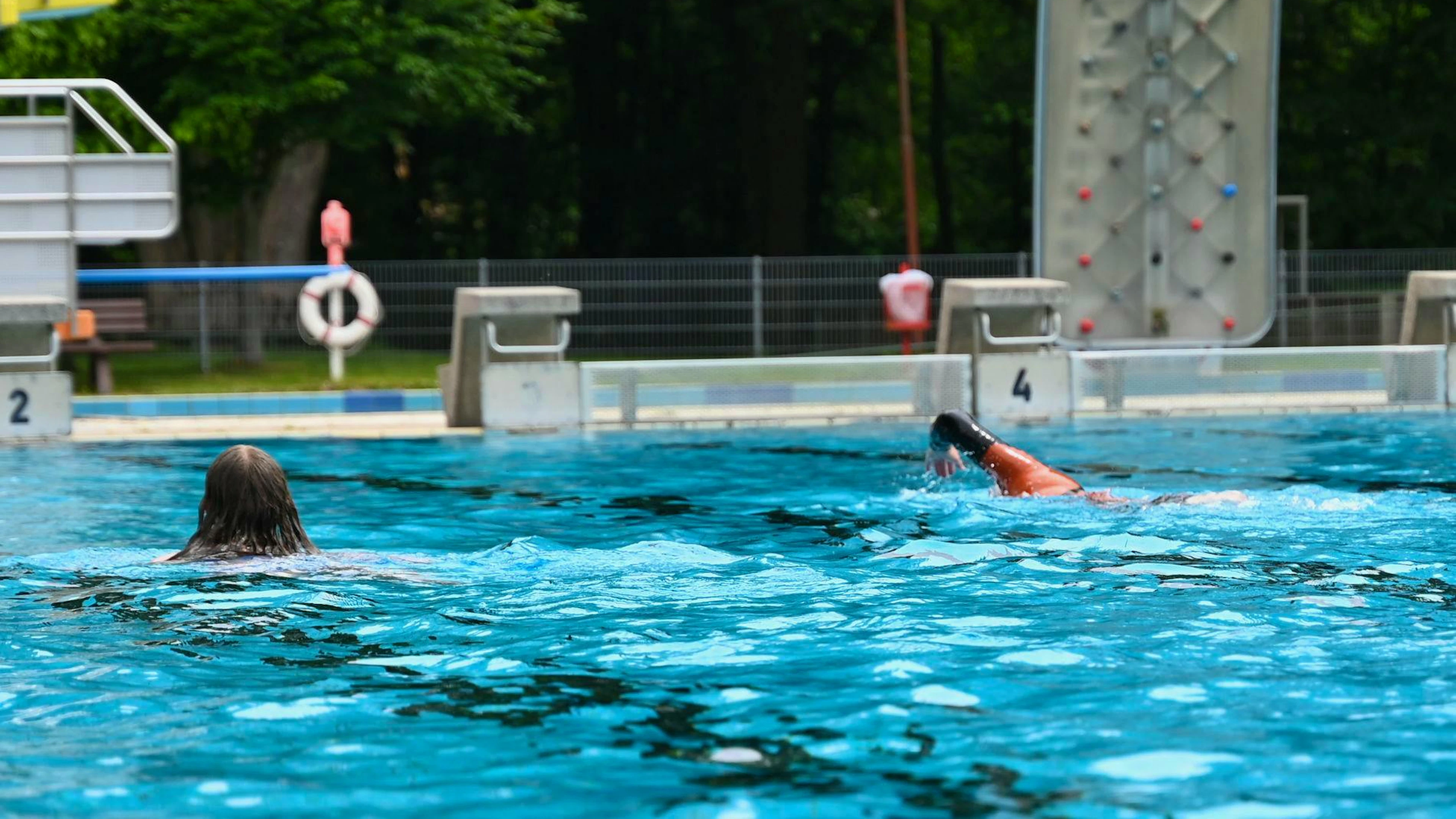 La séance de natation à laquelle l'enfant participait mardi après-midi était encadrée par plusieurs maîtres-nageurs (image prétexte).