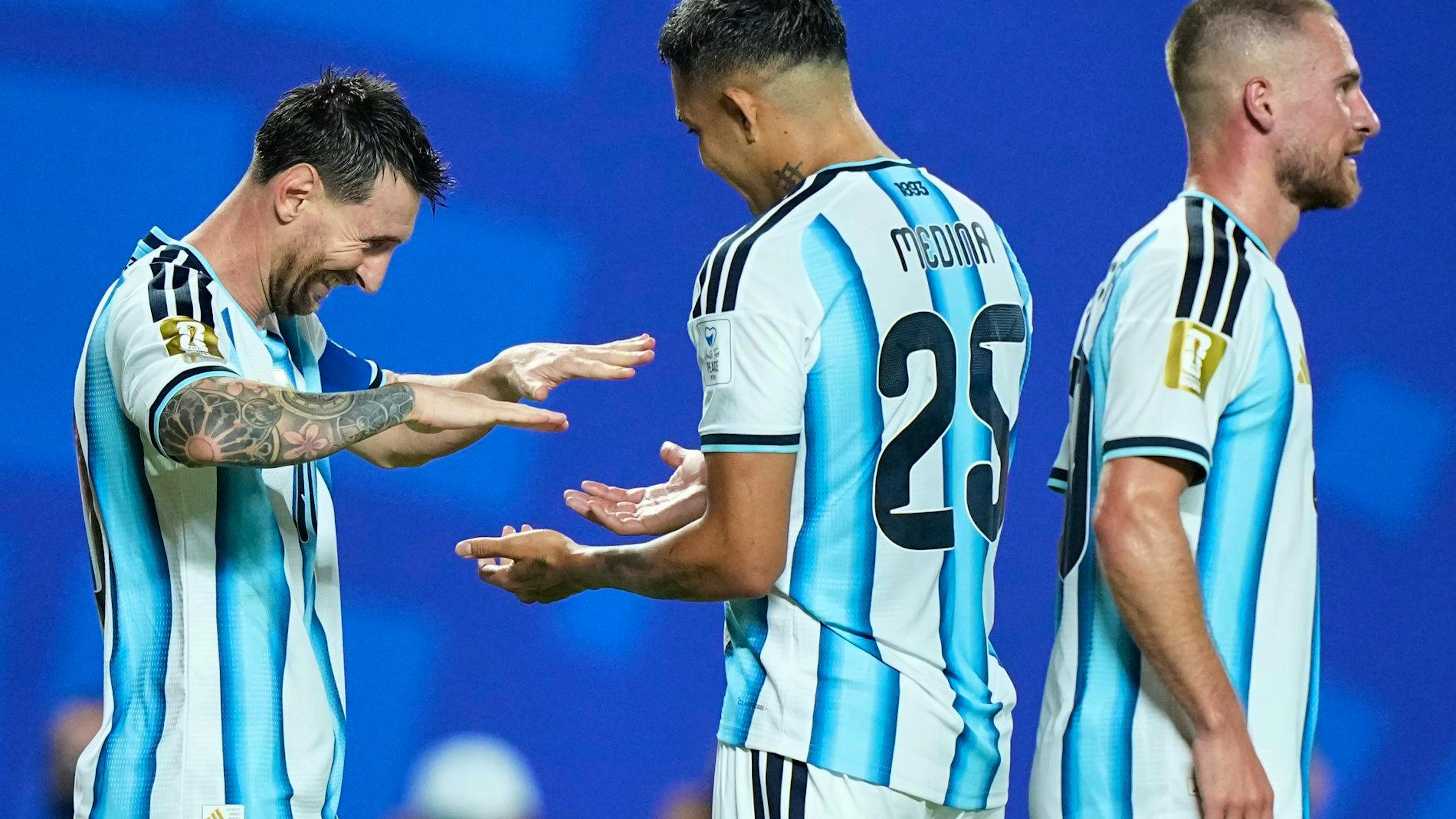 Lionel Messi festeggia con Facundo Medina dopo la sua terza rete della serata.