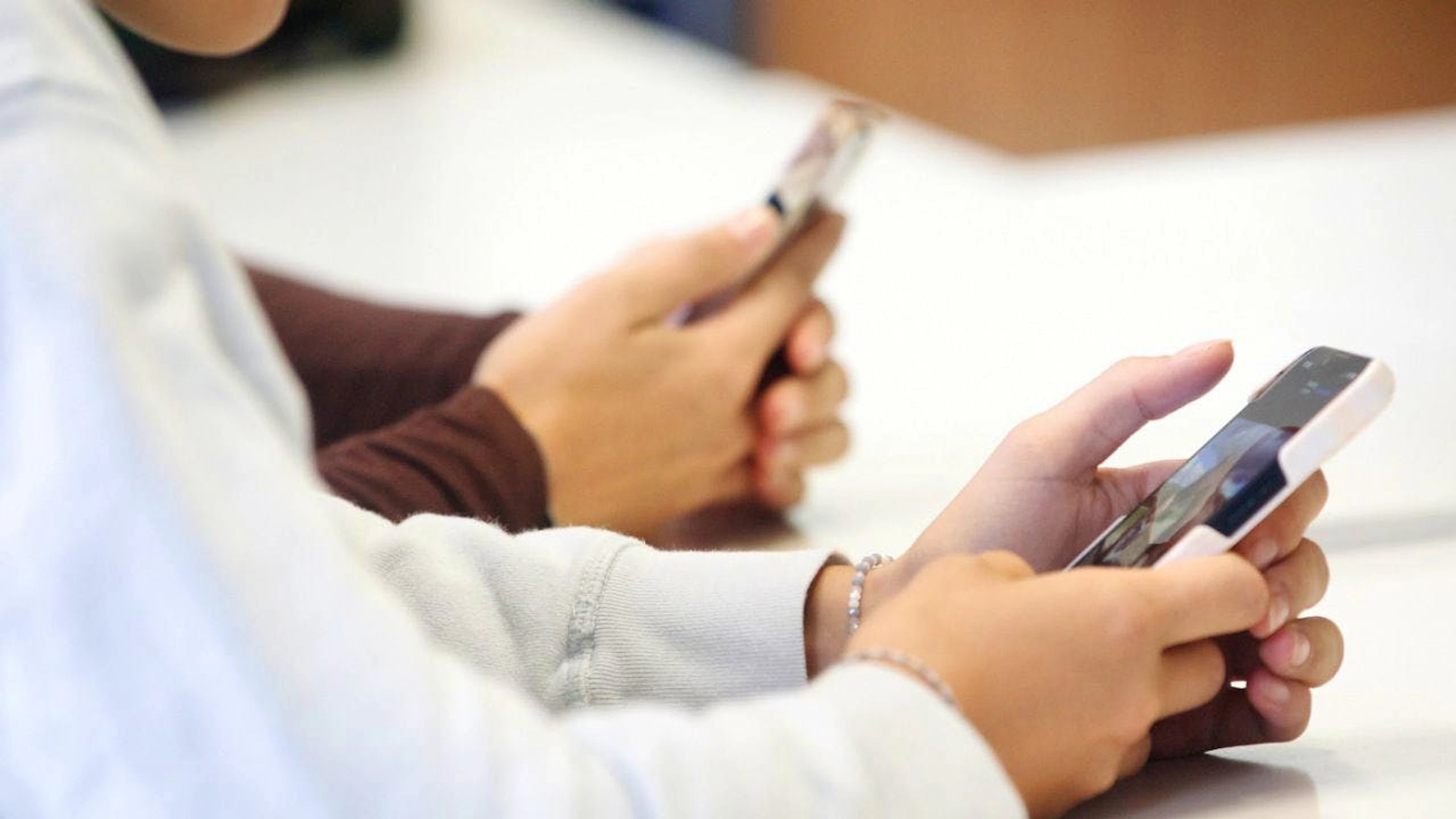 Il Gran Consiglio ha deciso di non introdurre un divieto cantonale per l'uso privato di cellulari e dispositivi digitali nelle scuole elementari. (immagine simbolica)