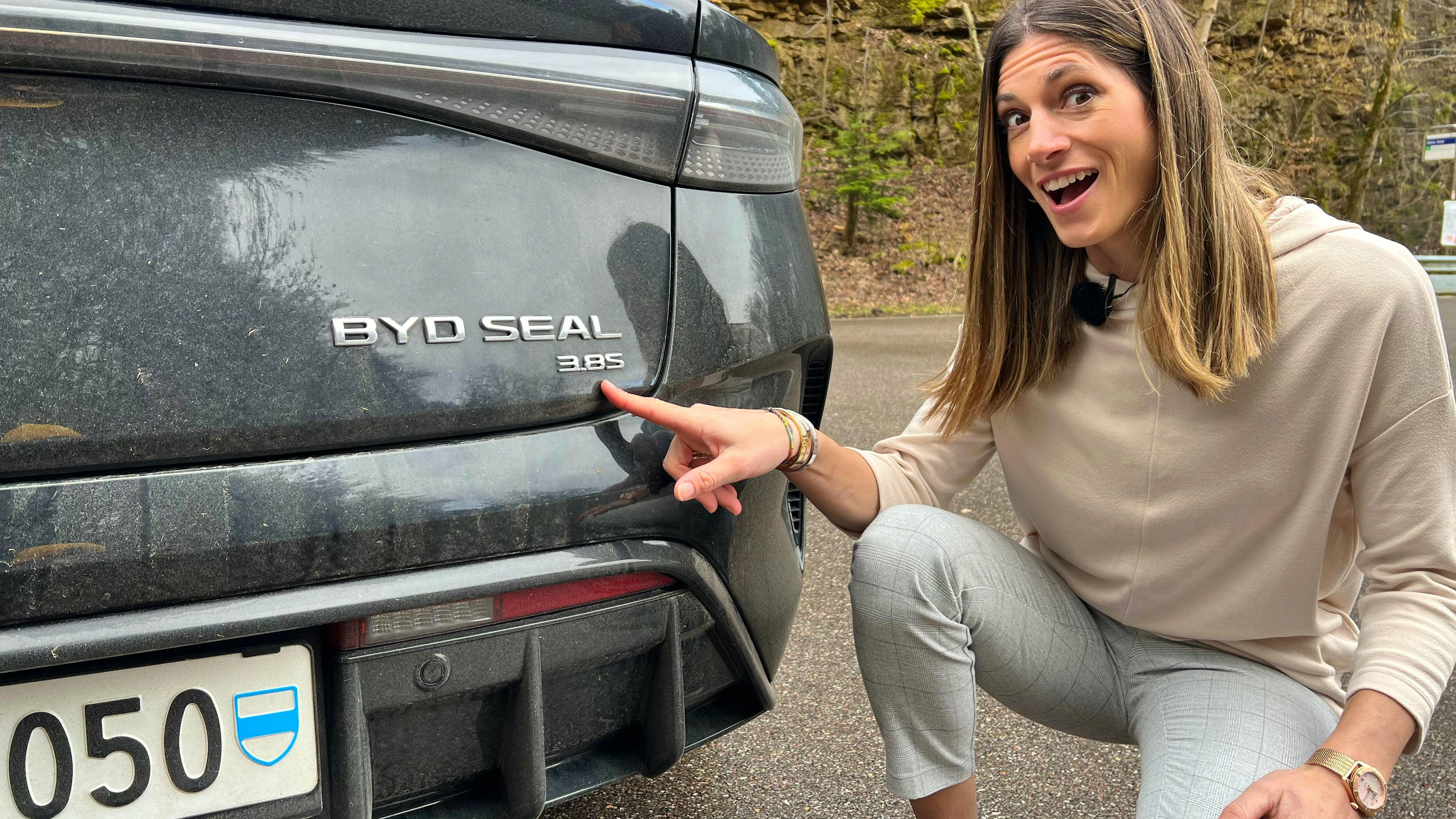BYD ist anscheinend so stolz die Beschleunigung, dass sie sogar auf dem Auto stehen muss.