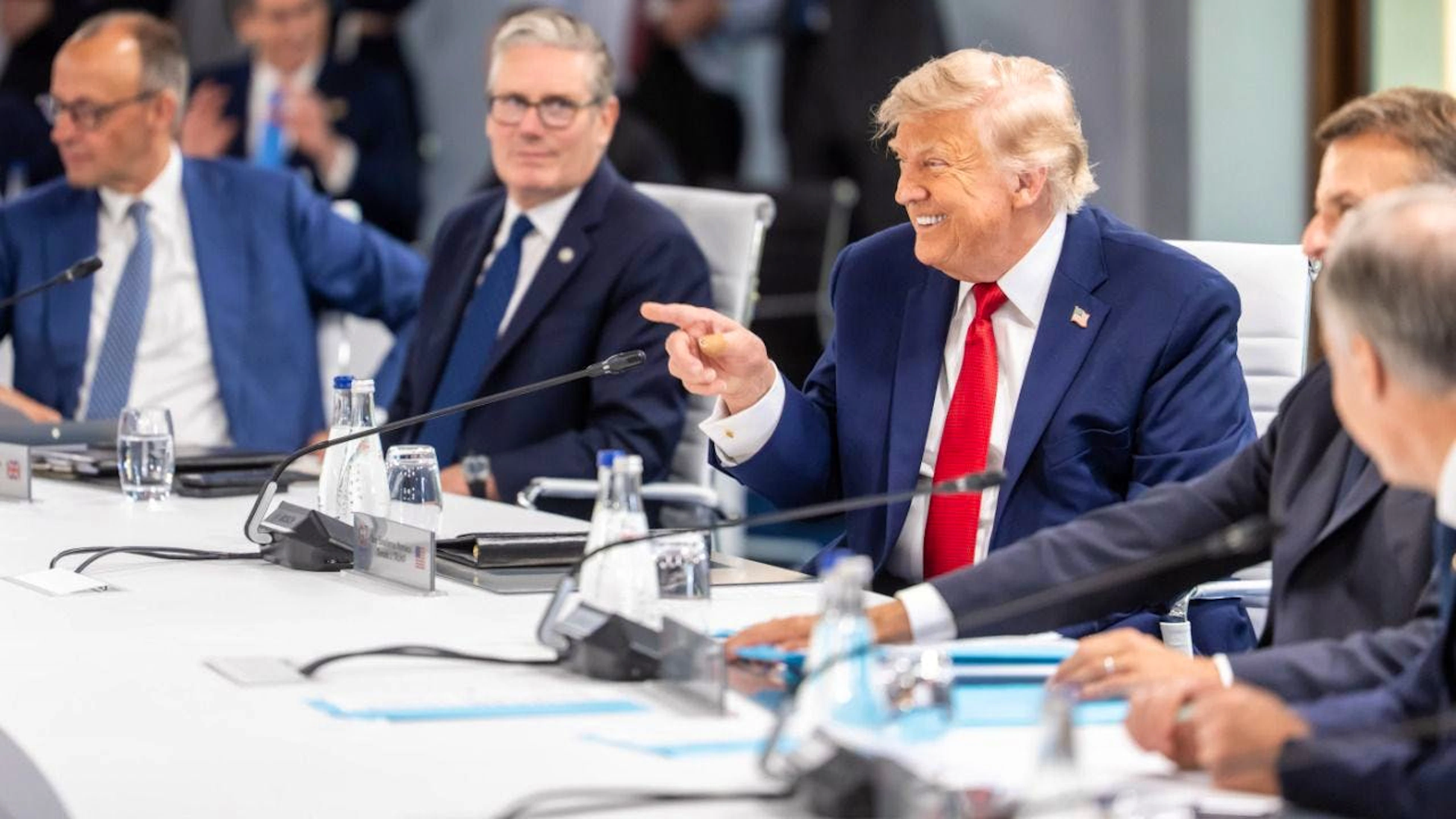 US-Präsident Donald Trump, nimmt neben Bundeskanzler Friedrich Merz (CDU), Keir Starmer, Premierminister von Grossbritannien, Emmanuel Macron, Präsident von Frankreich, und Mark Carney, Premierminister von Kanada, an der Arbeitssitzung zum Thema «Ausgewogenes, gemeinsames und nachhaltiges Wirtschaftswachstum im Dienste aller vorantreiben» beim G7 Gipfel in Evian teil. Foto: Michael Kappeler/dpa-Pool/dpa