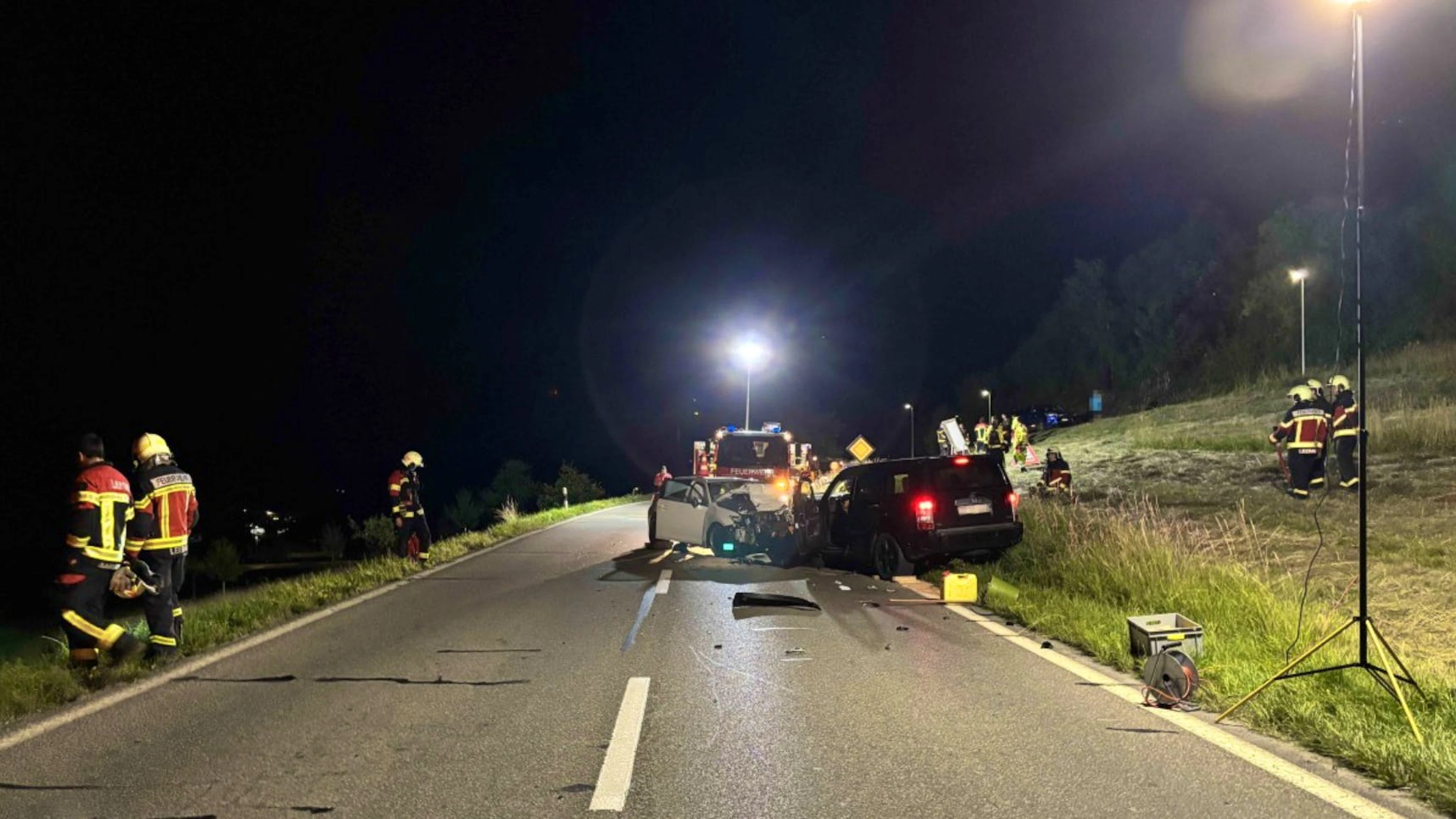 Zwei Autos stehen nach einer Frontalkollision in Moosleerau völlig zerstört auf der Luzernerstrasse.