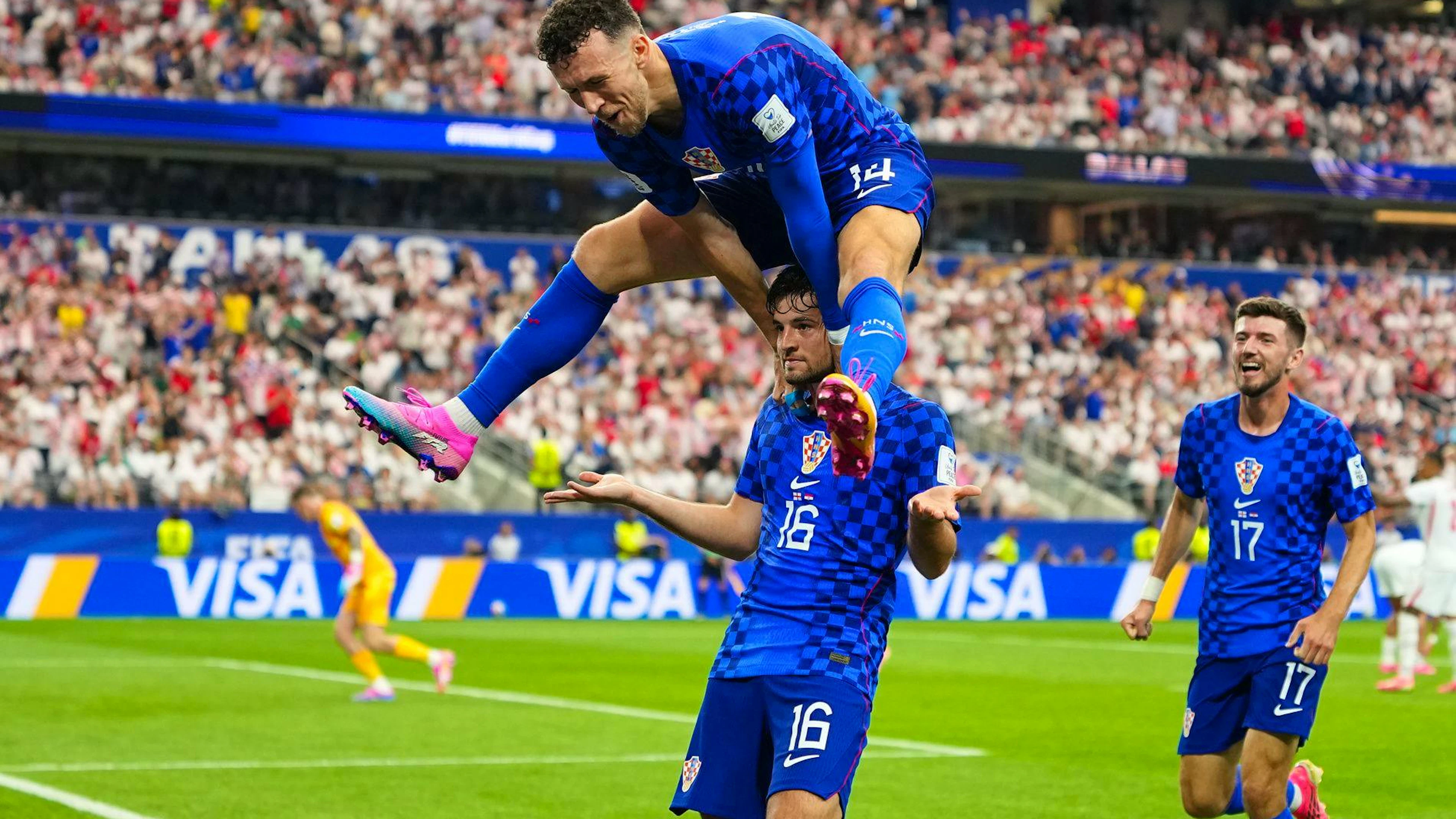 Der Torjubel des Turniers: Ivan Perisic springt über Torschütze Martin Baturina drüber.