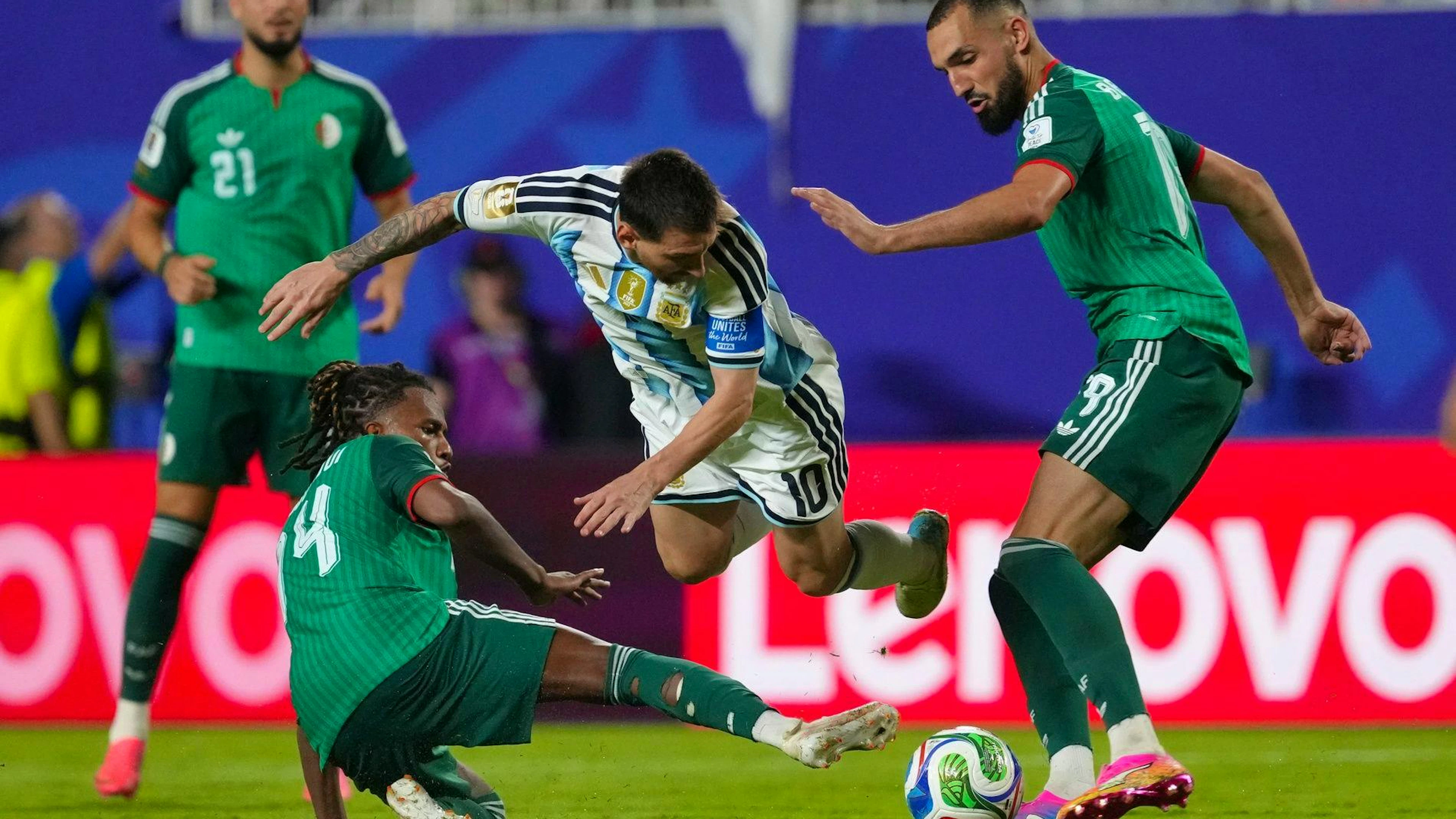 Nabil Bentaleb e Hicham Boudaoui fermano Messi.