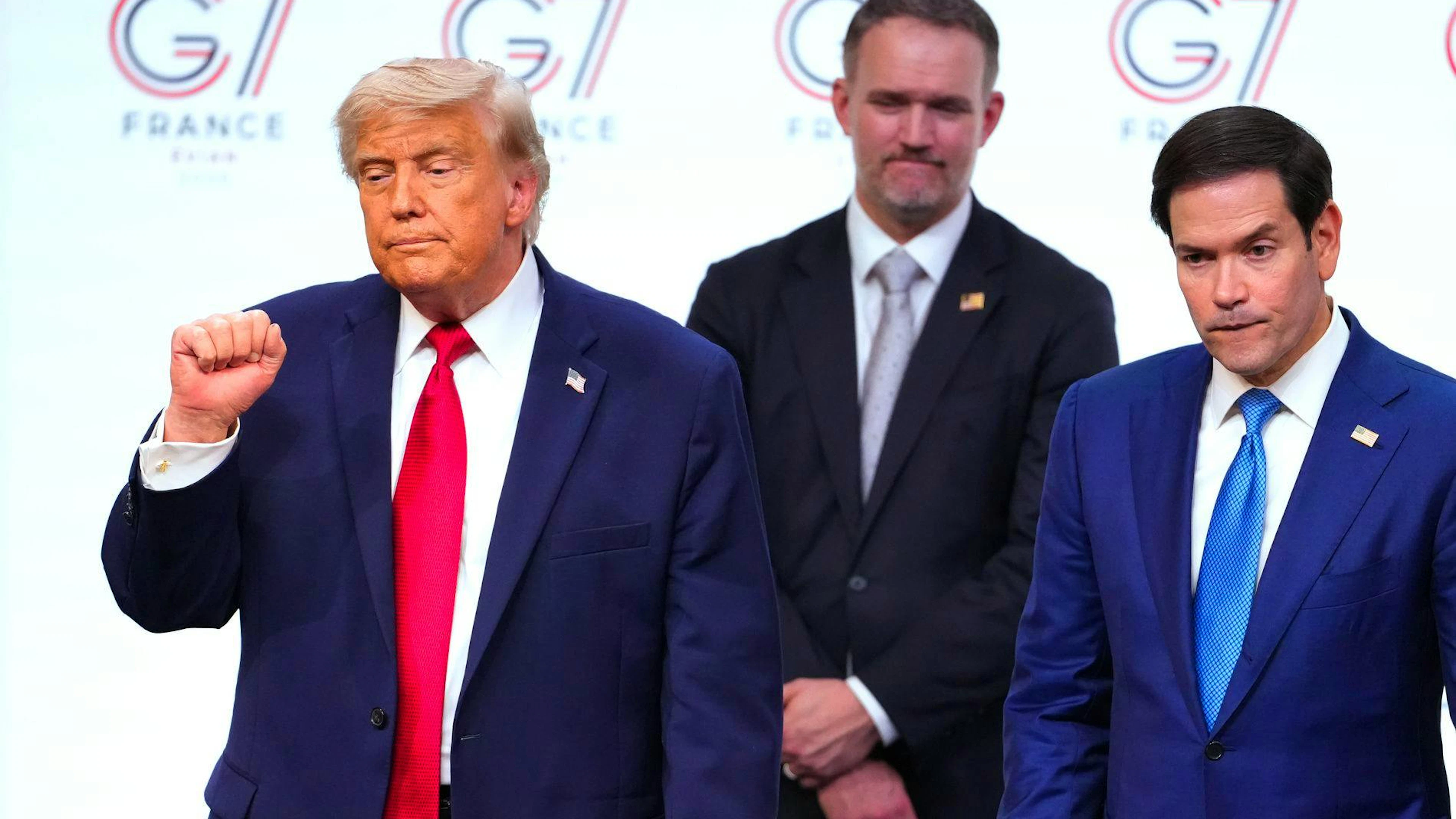 Donald Trump lascia il summit di Èvian in compagnia del suo segretario di Stato Marco Rubio (destra) 