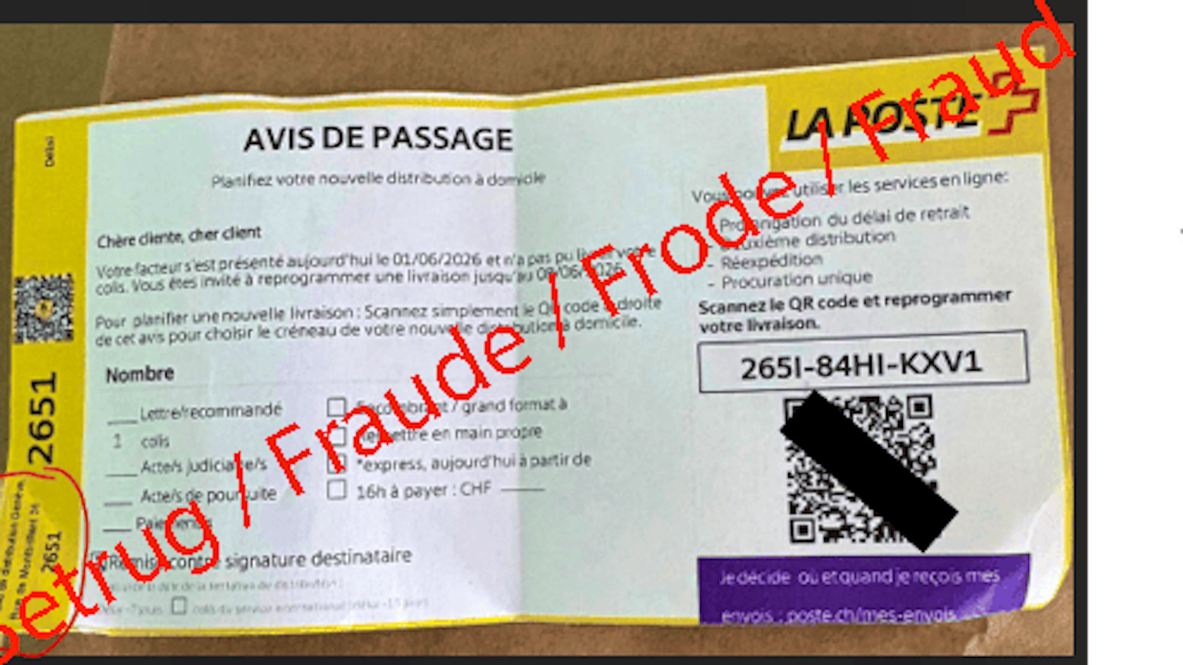 Voici à quoi ressemblent les fausses invitations à retirer un colis que les fraudeurs distribuent dans les boîtes aux lettres.