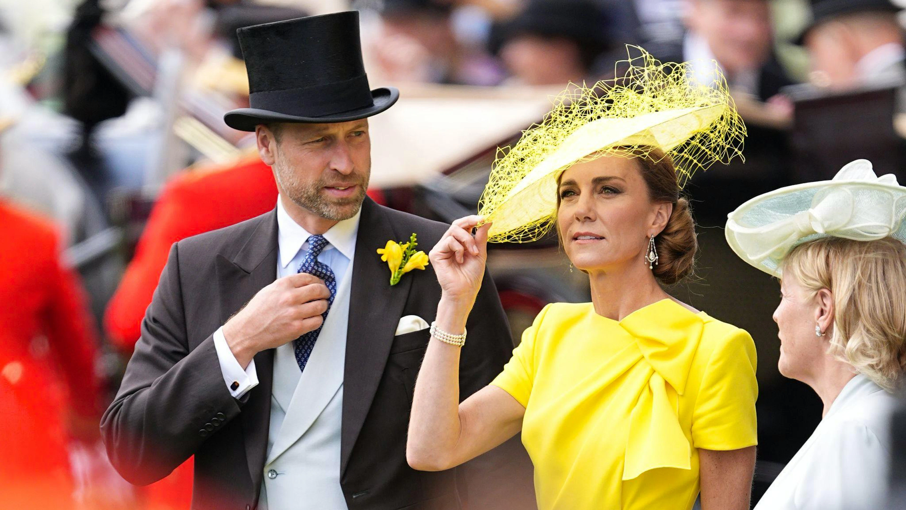 Prinzessin Kate zeigte sich beim Pferderennen in Ascot ganz in Gelb gekleidet mit einem Hauch von einem Hut.&nbsp;