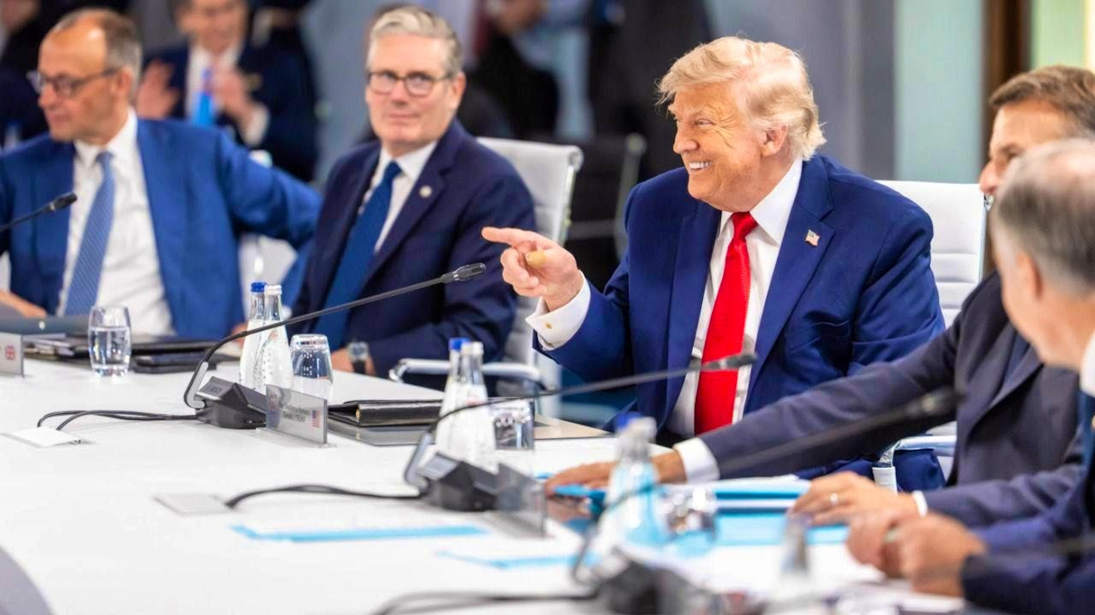 U.S. President Donald Trump, alongside German Chancellor Friedrich Merz (CDU), Keir Starmer, Prime Minister of the United Kingdom, Emmanuel Macron, President of France, and Mark Carney, Prime Minister of Canada, at the working session on “Promoting Balanced, Shared, and Sustainable Economic Growth for the Benefit of All” at the G7 Summit in Evian. Photo: Michael Kappeler/dpa-Pool/dpa