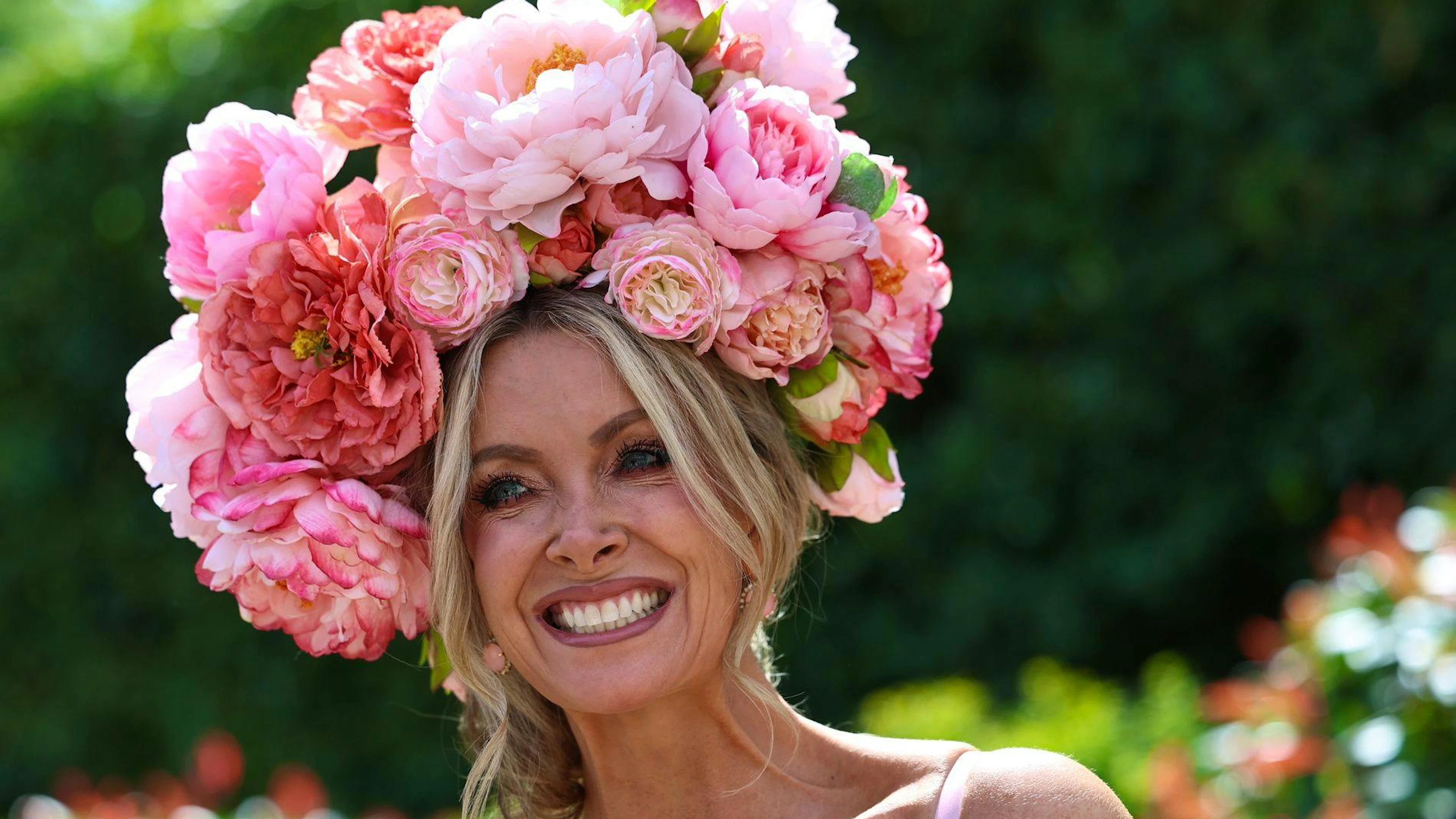 Auch dieser Ascot-Fan setzt auf Blumen auf dem Kopf.&nbsp;