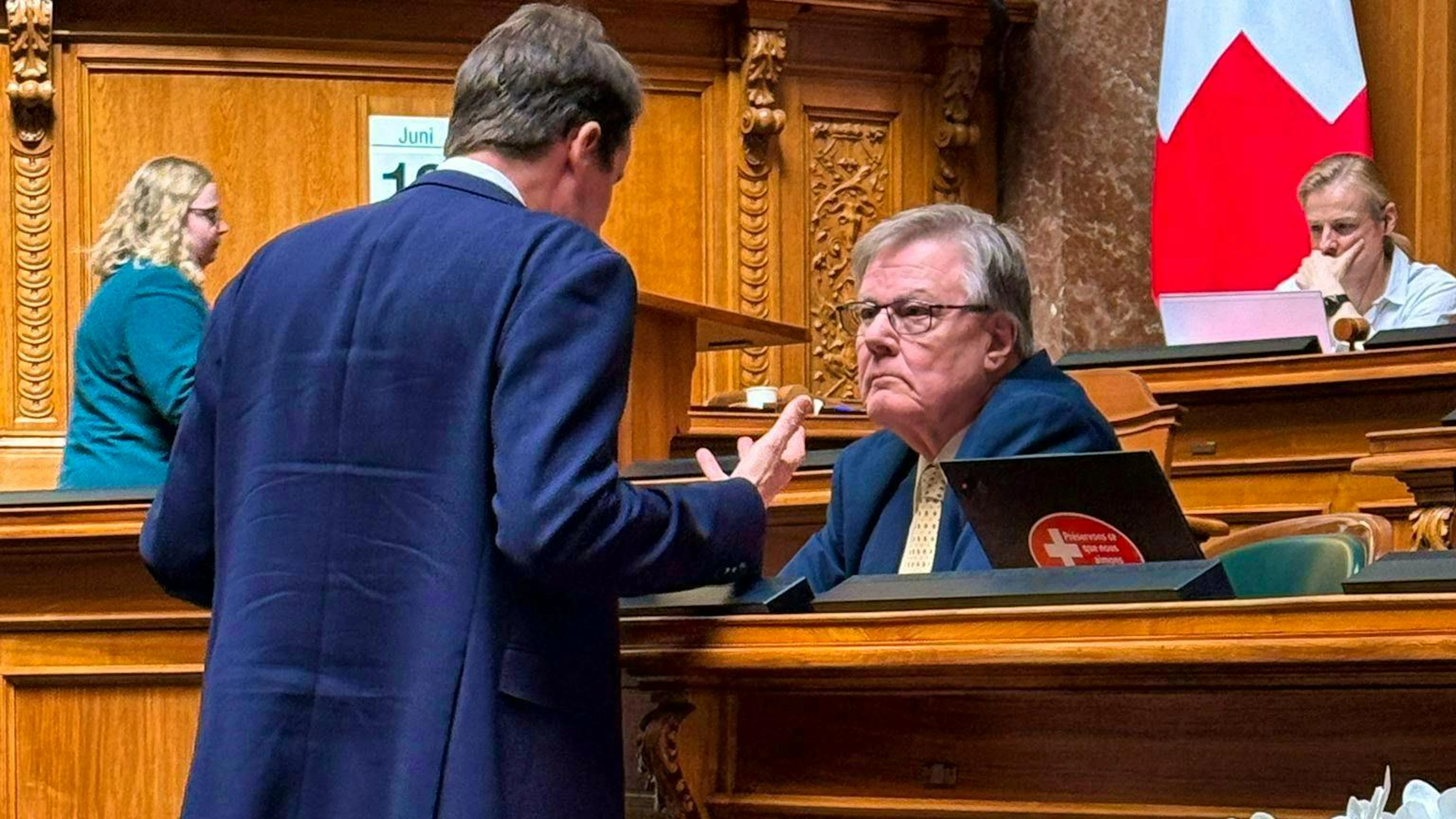 La conseillère nationale du Centre, Yvonne Bürgin, a photographié la scène et soupçonne le chef du groupe UDC, Thomas Aeschi, d’avoir exercé une «pression» sur son collègue de groupe Daniel Sormanni.