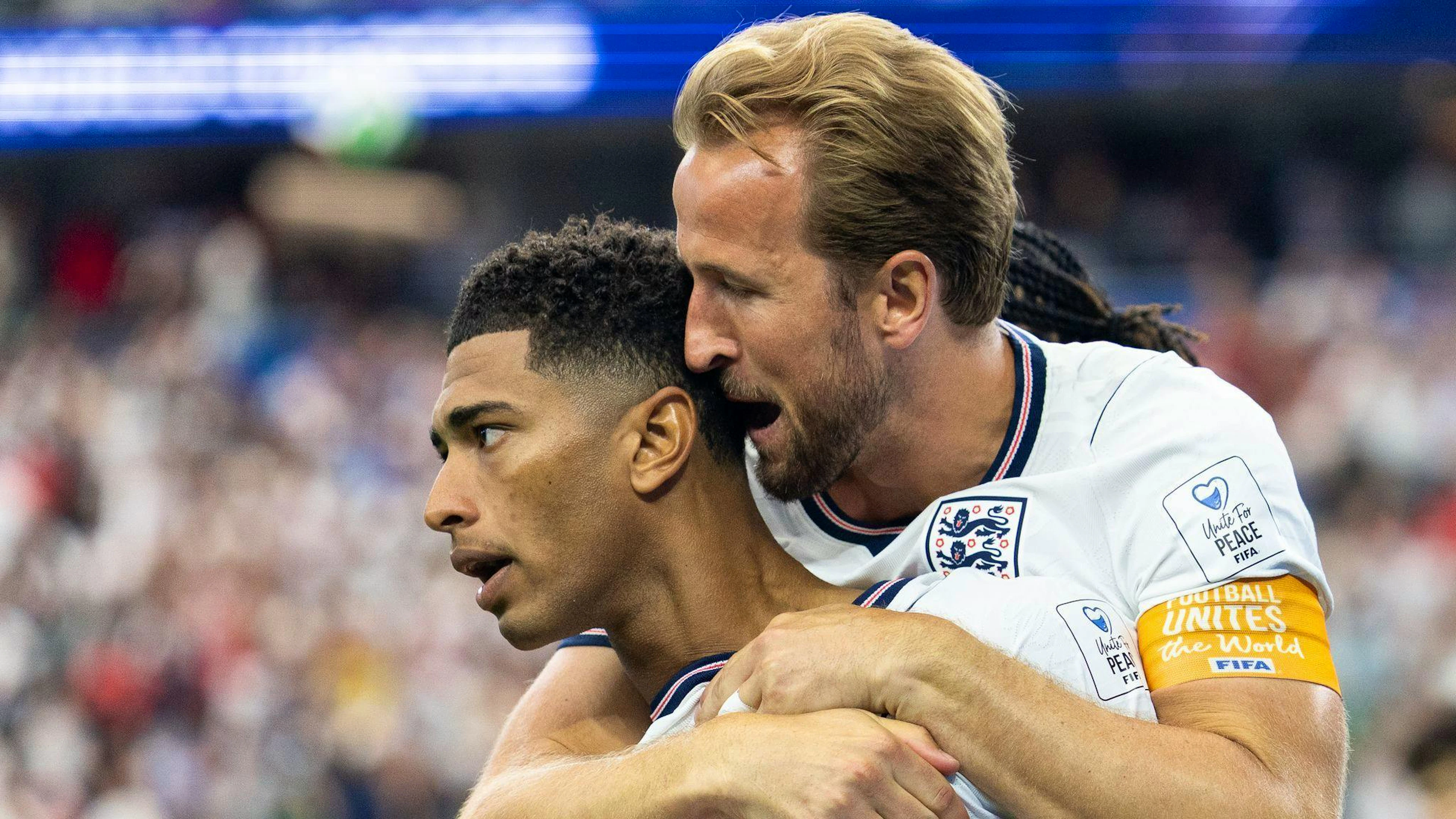 Werden von der internationalen Presse nach Englands WM-Sieg gegen Kroatien gefeiert: Harry Kane (r) und Jude Bellingham