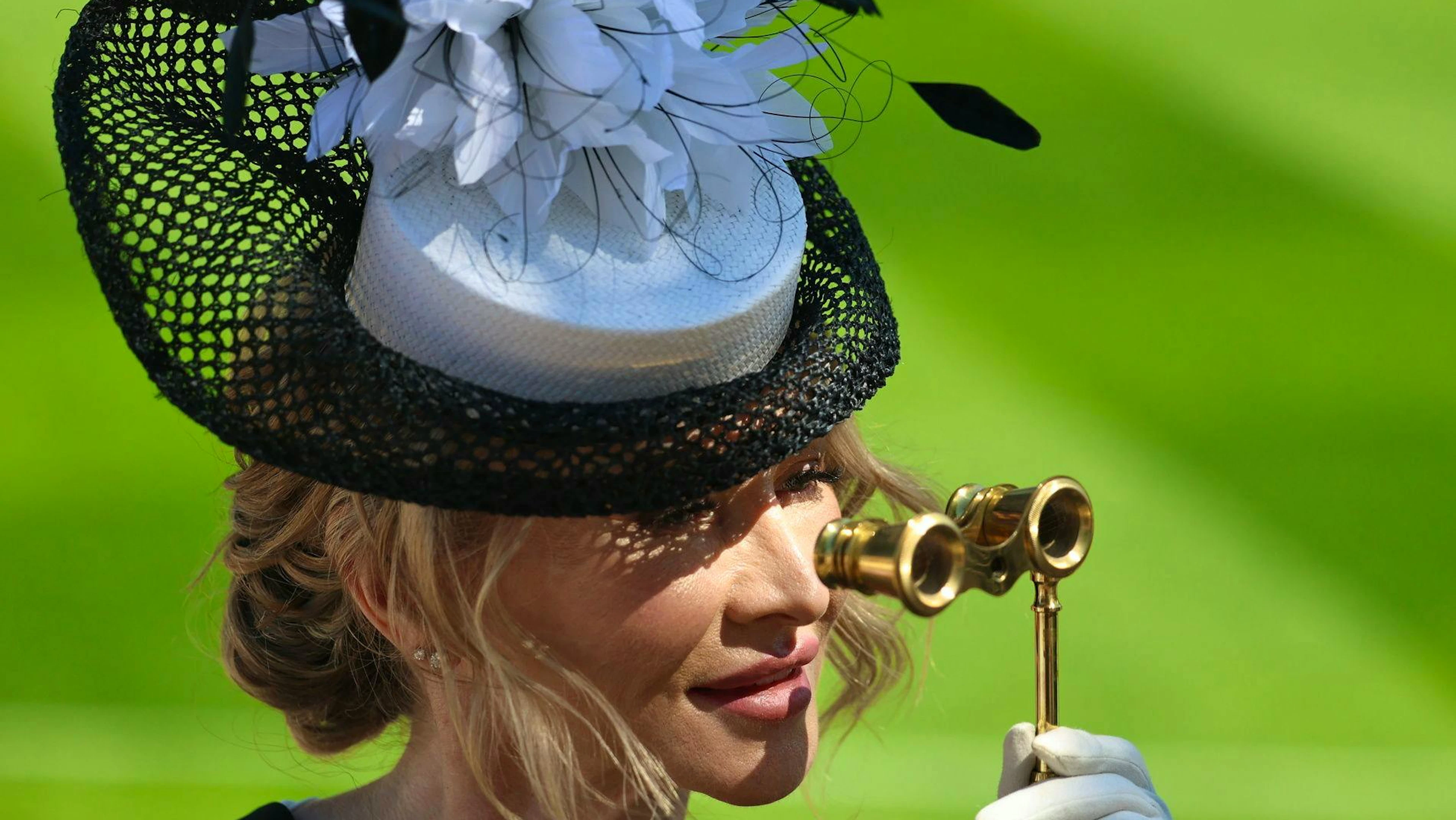 Die vielen extravaganten Hut-Kreationen lassen fast vergessen, worum es bei Ascot geht. Nämlich um ein Pferderennen.&nbsp;