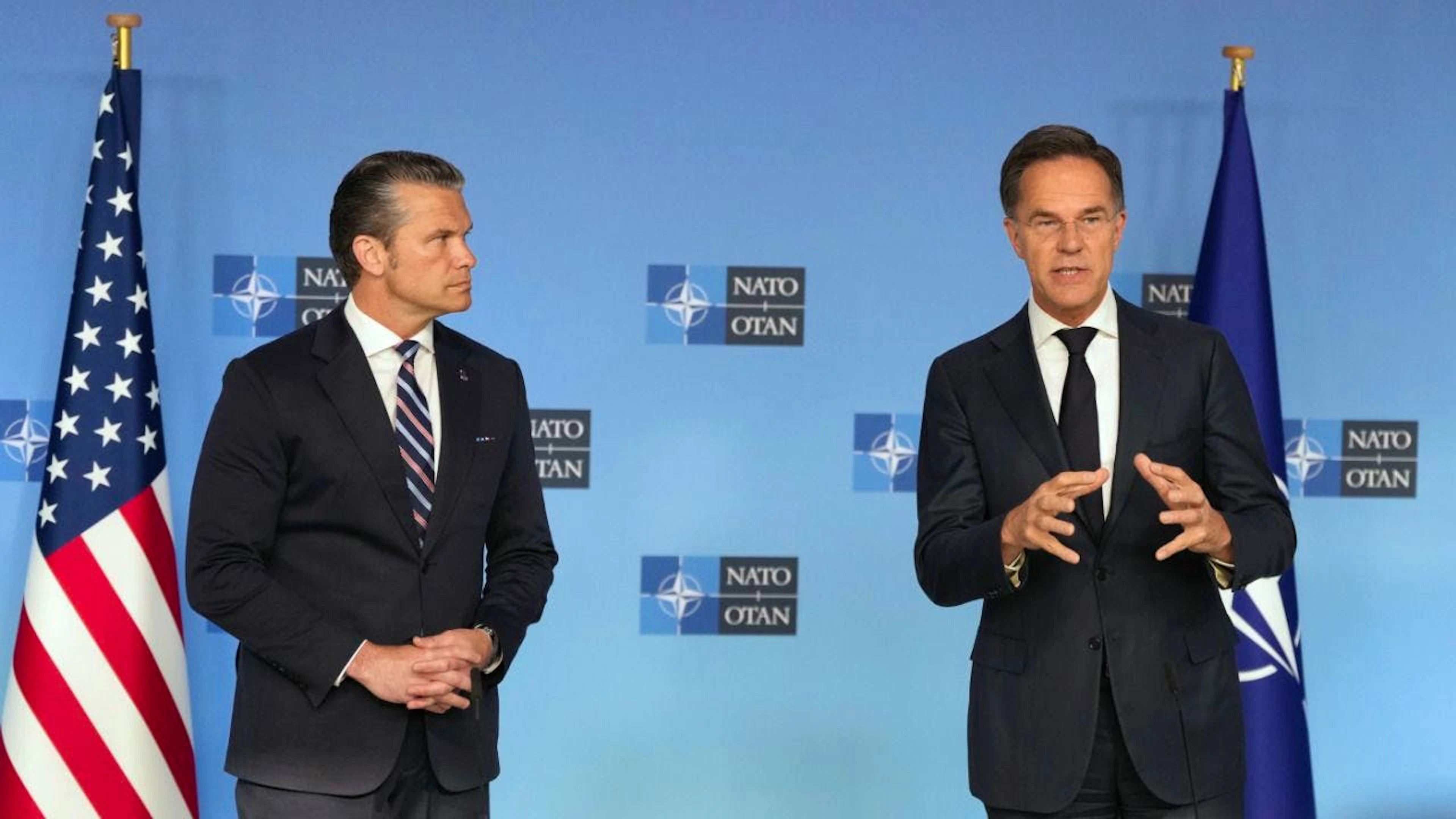 «C'è stato un ampio consenso tra gli alleati sulla necessità di intensificare gli sforzi mentre gli Stati Uniti adeguano i loro impegni al modello delle forze della NATO», ha detto Mark Rutte (a destra) in conferenza stampa assieme a Pete Hegseth.