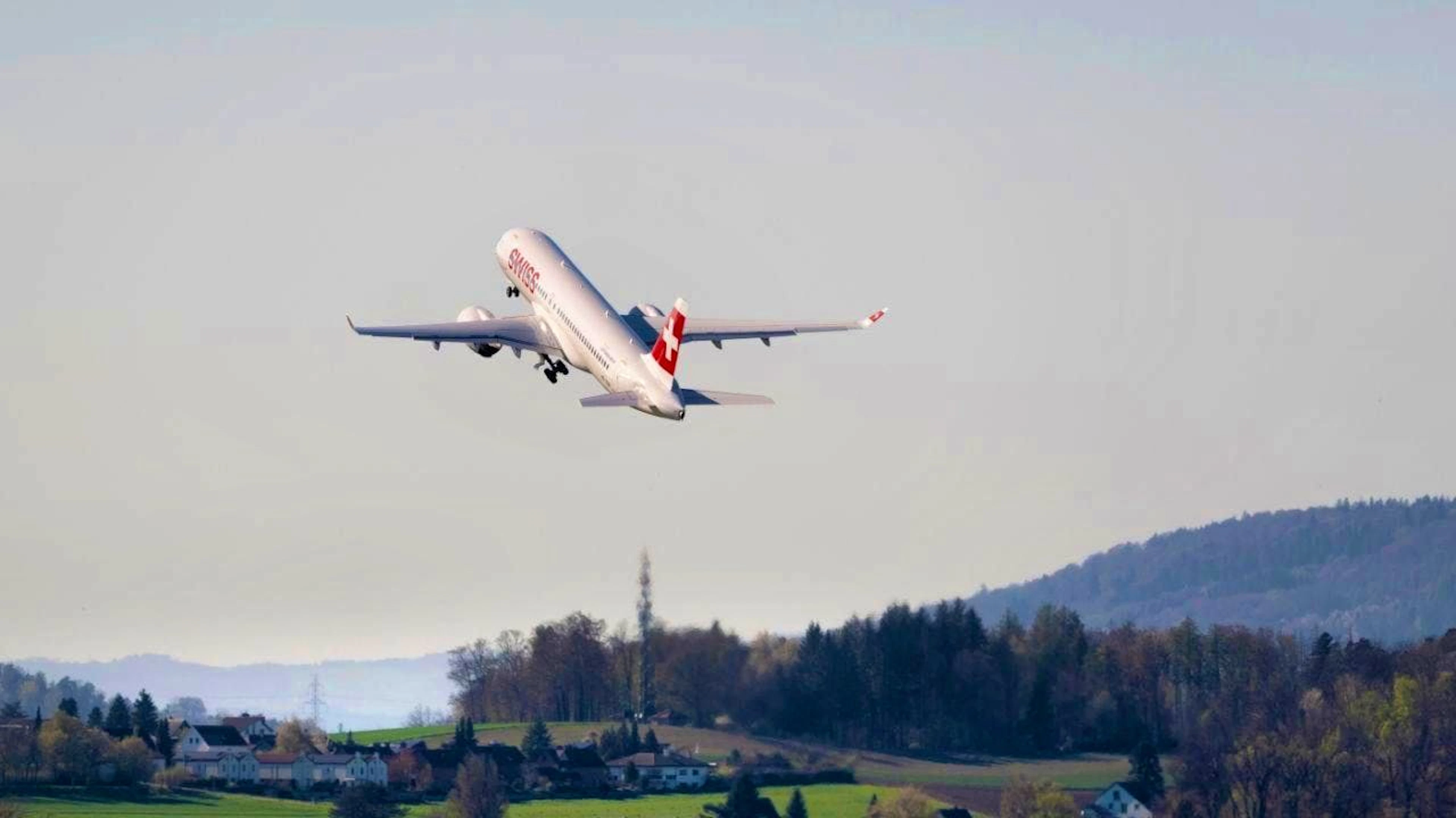 In the future, the operations and operating hours of the Geneva and Zurich airports are to be legally guaranteed. Opponents say this will cement the existing burdens on the public. (File photo)