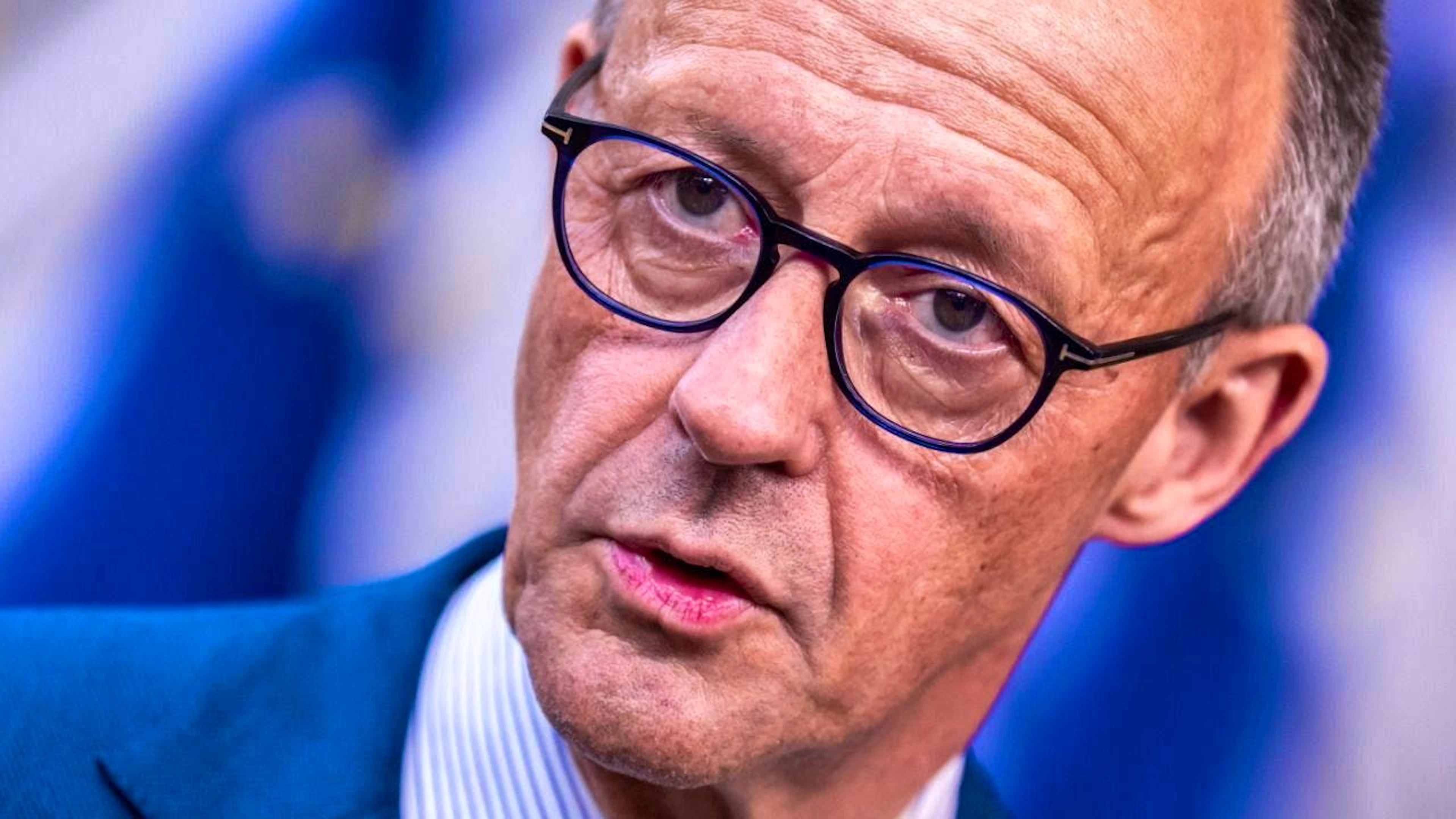 Chancellor Friedrich Merz (CDU) arrives at the EU summit, the meeting of European Union heads of state and government, and speaks with journalists. Photo: Michael Kappeler/dpa
