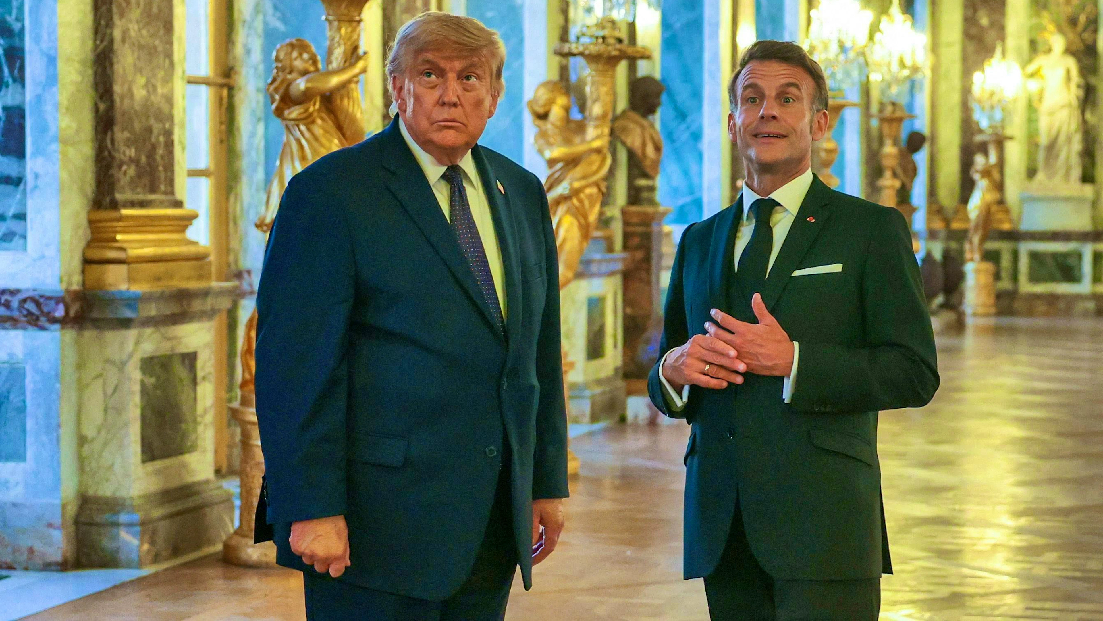 Donald Trump besuchte das Schloss Versailles in Begleitung des französischen Präsidenten Emmanuel Macron vor dem dort organisierten Abendessen. Dieser Empfang zur Unterzeichnung des Abkommens mit dem Iran fand am Tag nach dem G7-Gipfel in Evian statt.