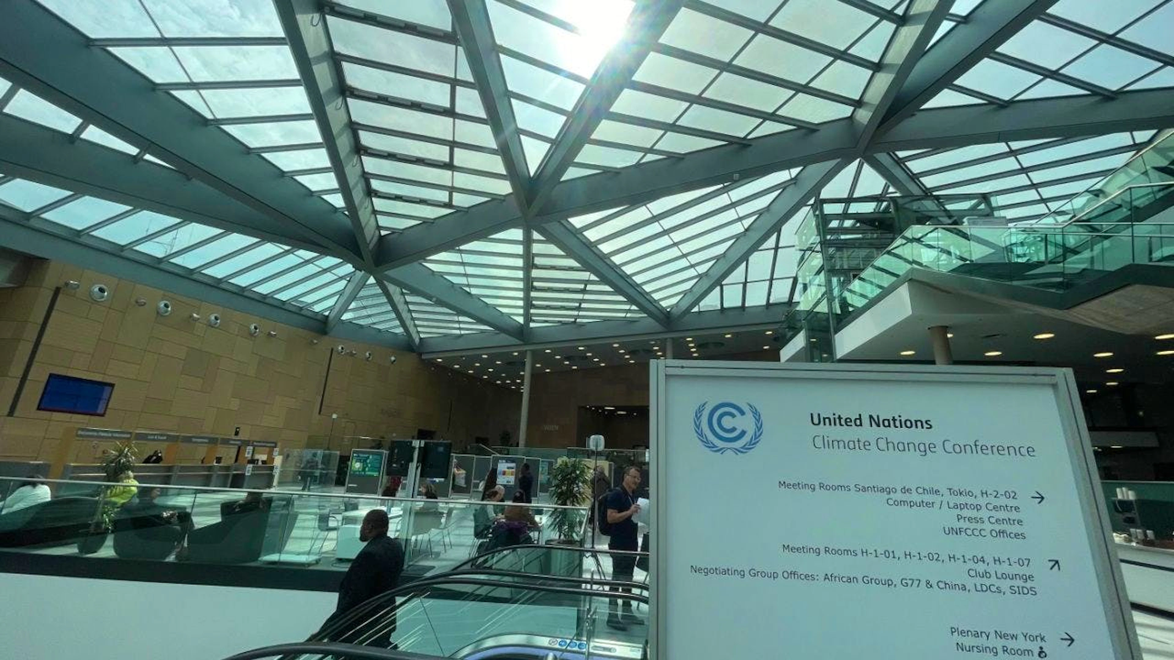 ARCHIV – Ein Hinweisschild der UN-Klimakonferenz steht im Foyer des World Conference Center in Bonn. Foto: Christoph Driessen/dpa/Archivbild