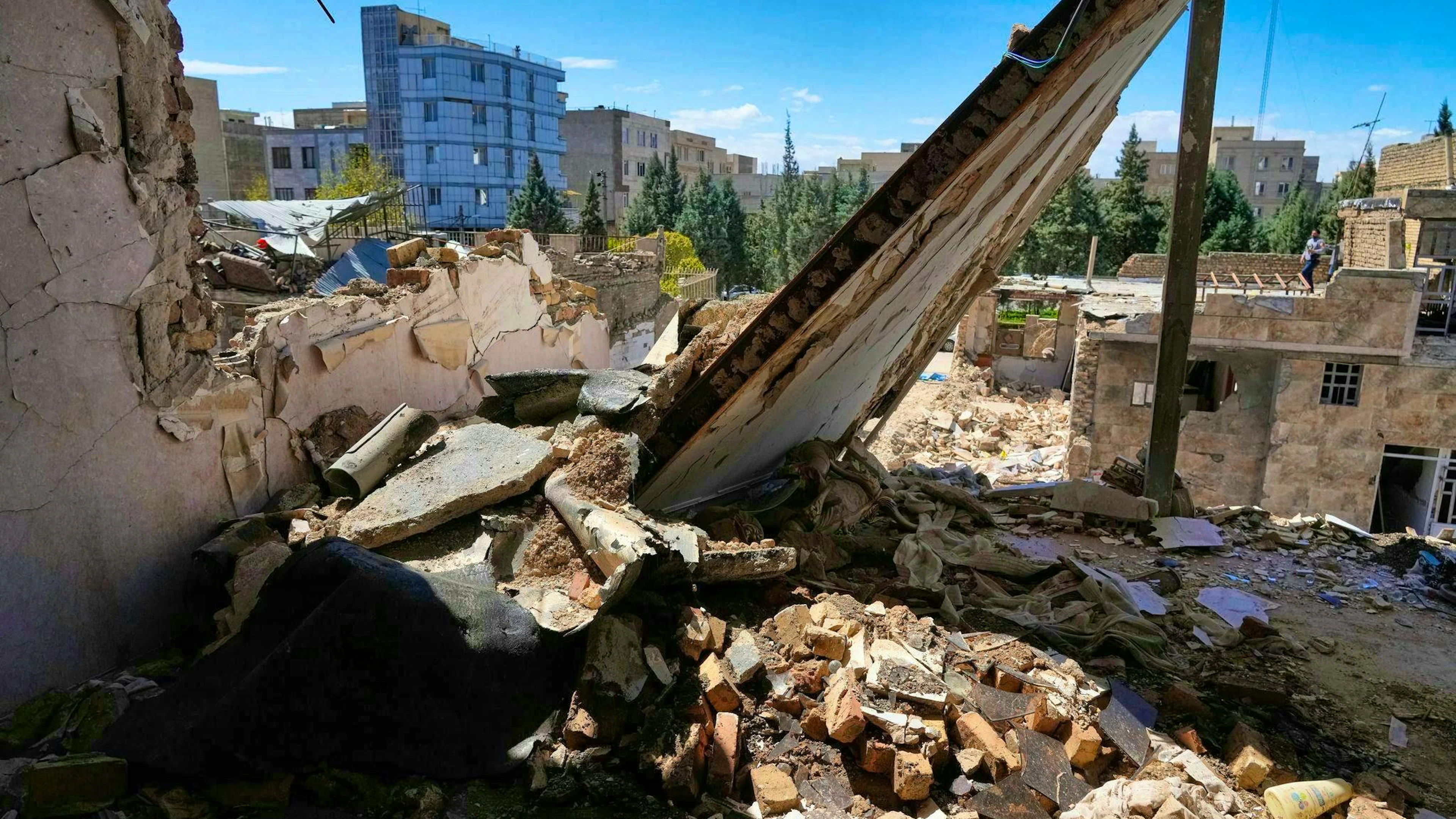 Thousands of people died in the bombings in the Middle East.