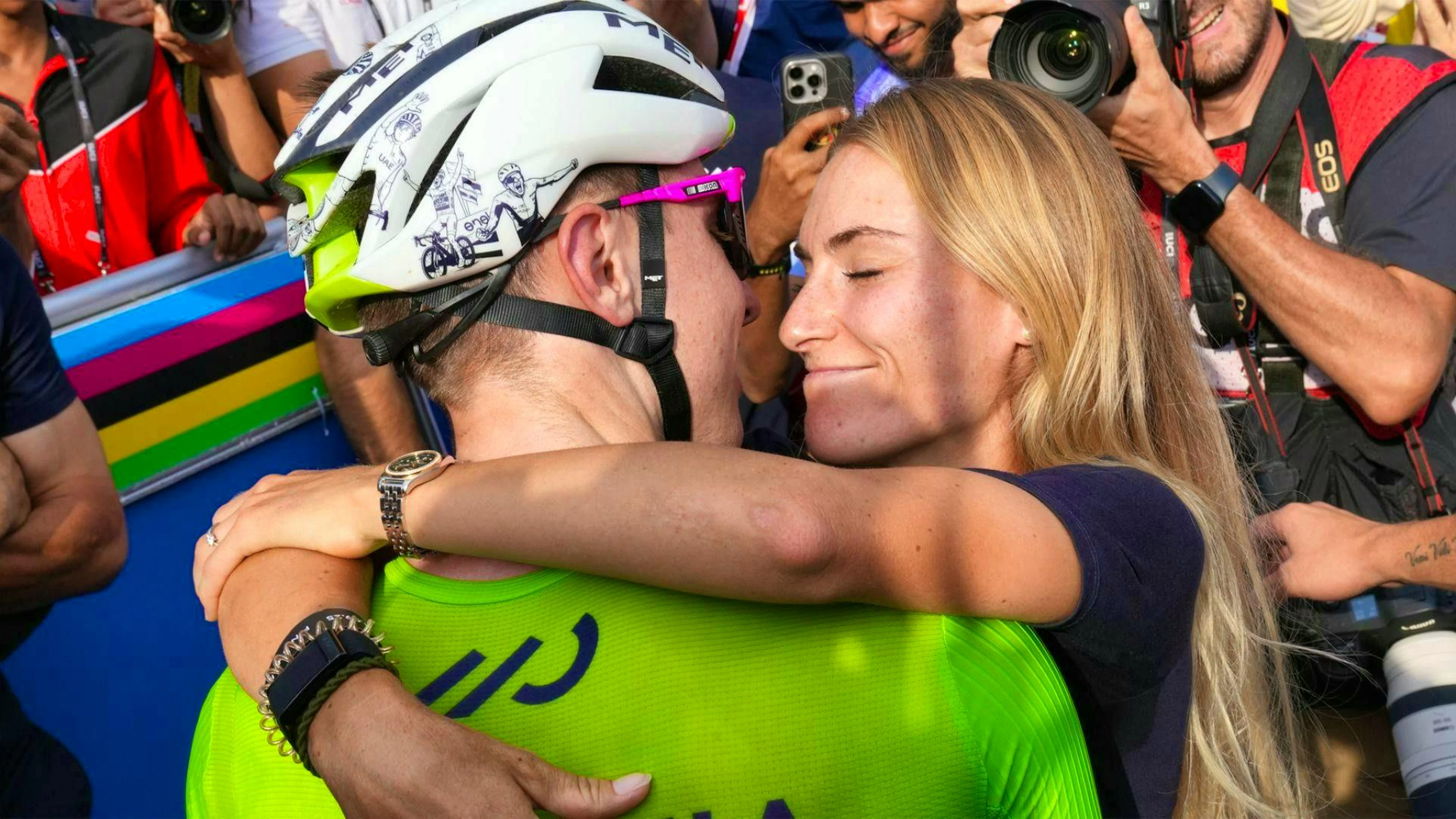 Slovenian cyclist Urska Zigart (right) crashed in Locarno shortly before the finish line.