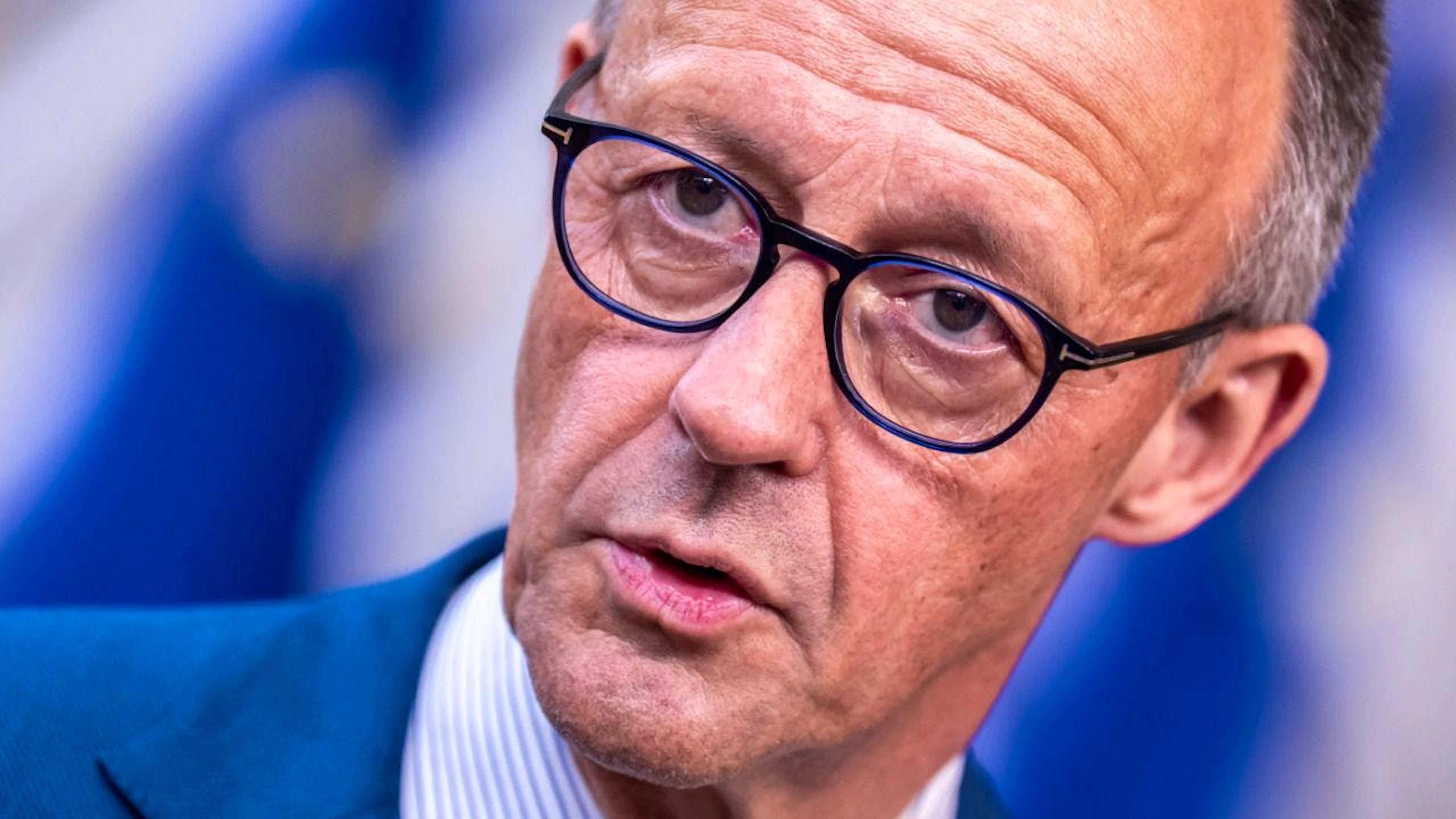 Bundeskanzler Friedrich Merz (CDU) kommt zum EU-Gipfel, dem Treffen der Staats- und Regierungschefs der Europäischen Union und spricht mit Journalisten. Foto: Michael Kappeler/dpa