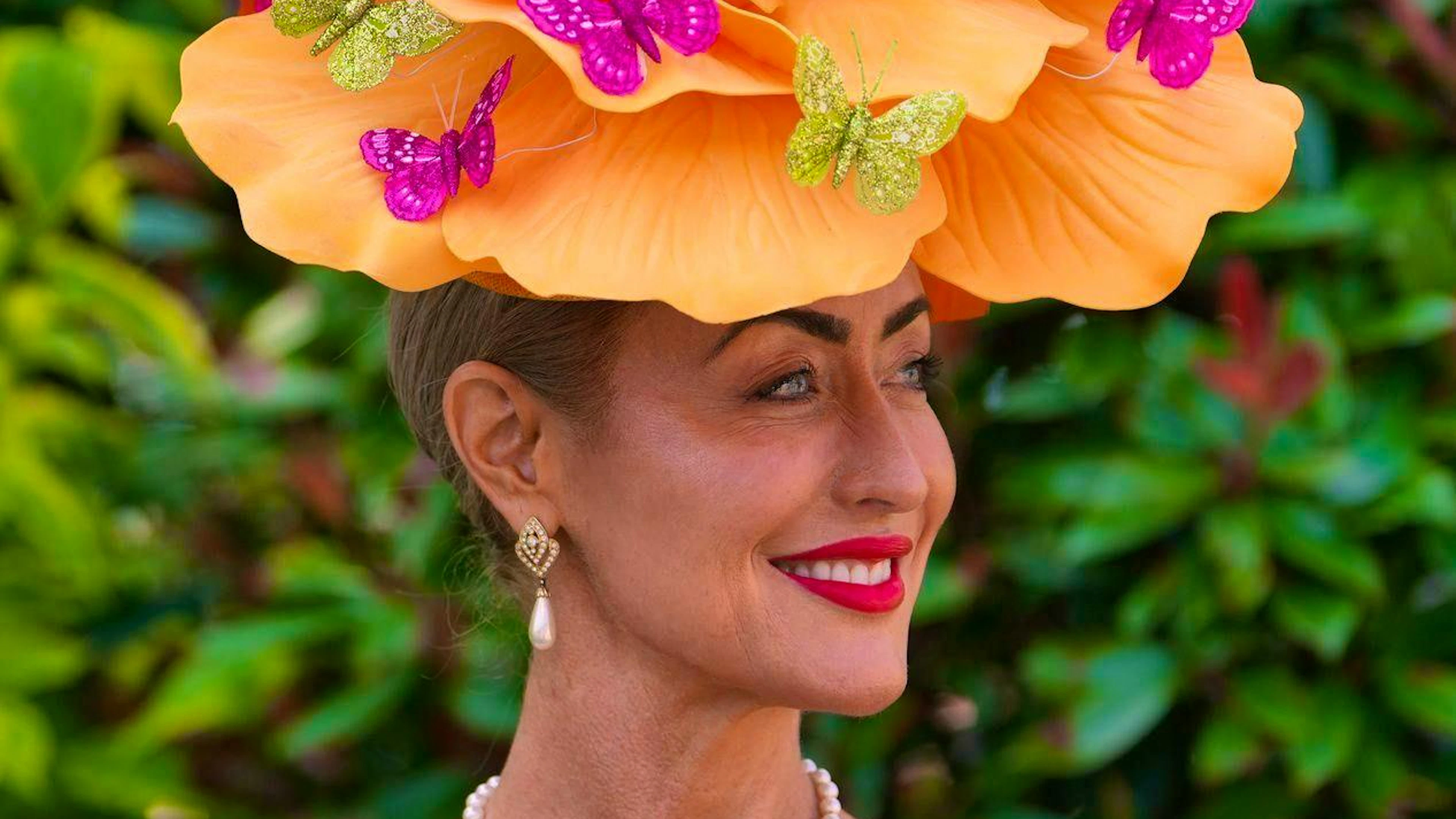 Anche per Tamara Holmgren i cappelli a fiori vanno per la maggiore.