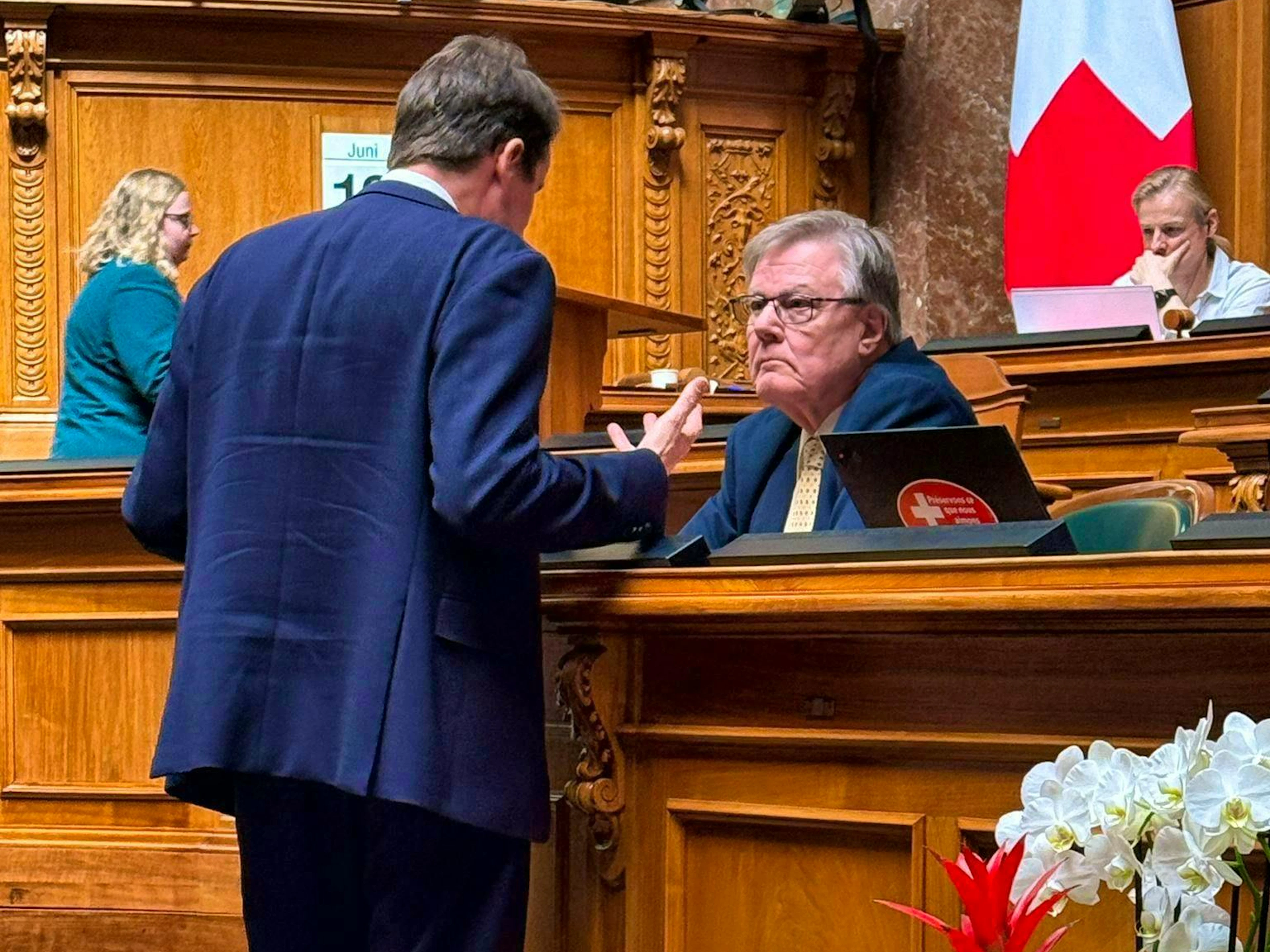 La consigliera nazionale del Centro Yvonne Bürgin ha fotografato la scena e sospetta che il capogruppo dell’UDC Thomas Aeschi abbia esercitato «pressioni» sul suo collega di gruppo Daniel Sormanni.