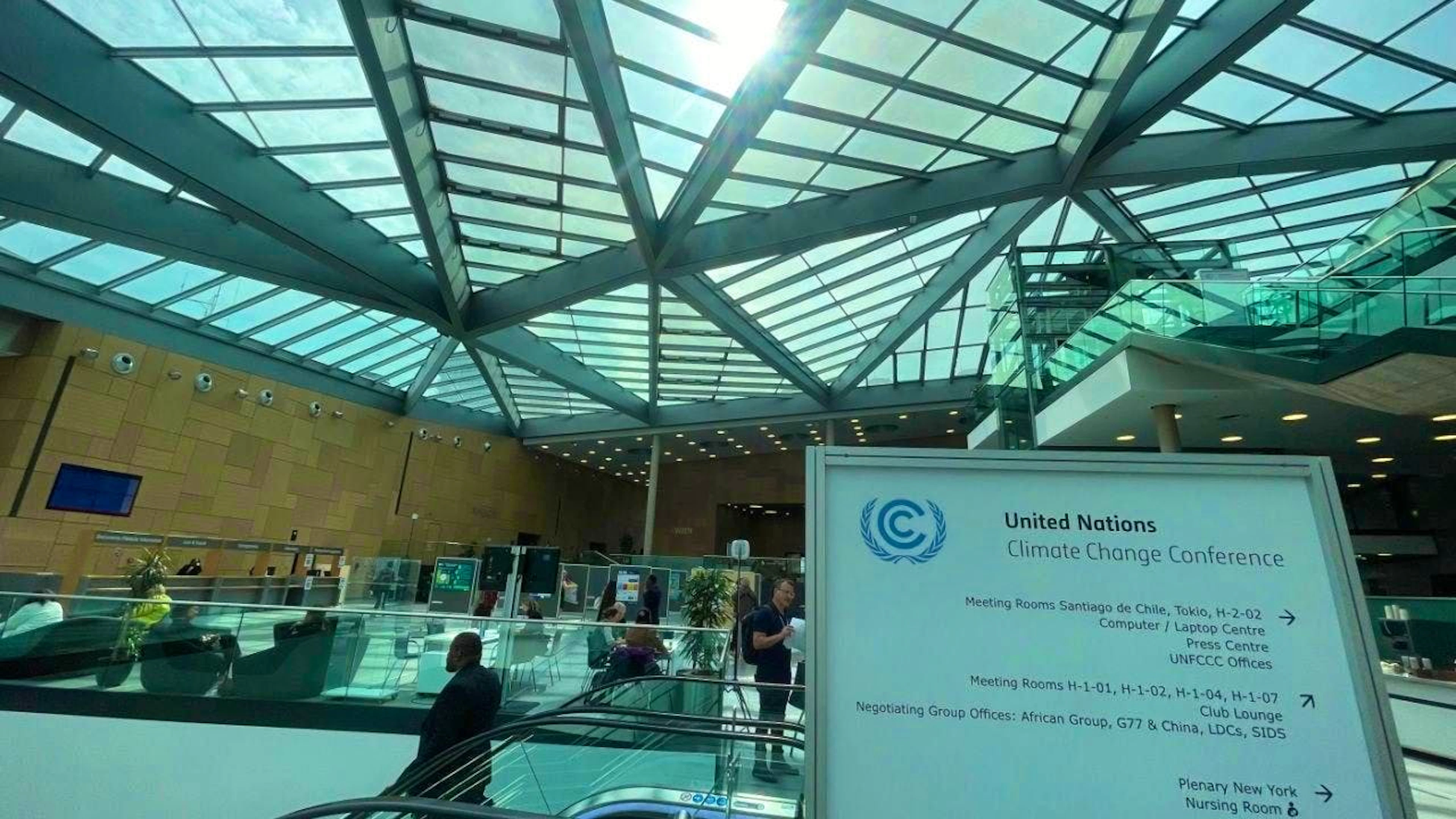 ARCHIVE – A sign for the UN Climate Conference stands in the foyer of the World Conference Center in Bonn. Photo: Christoph Driessen/dpa/Archive photo