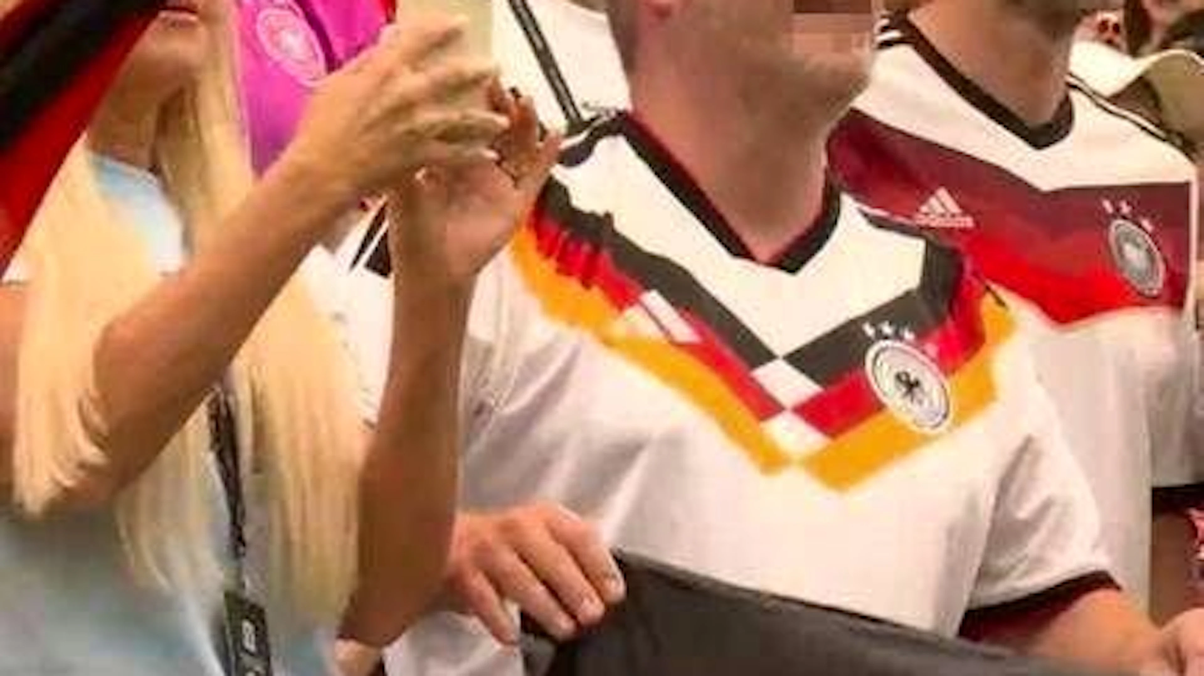 Der betroffene Deutsche hat tatsächlich keine Ähnlichkeit zu Hitler.