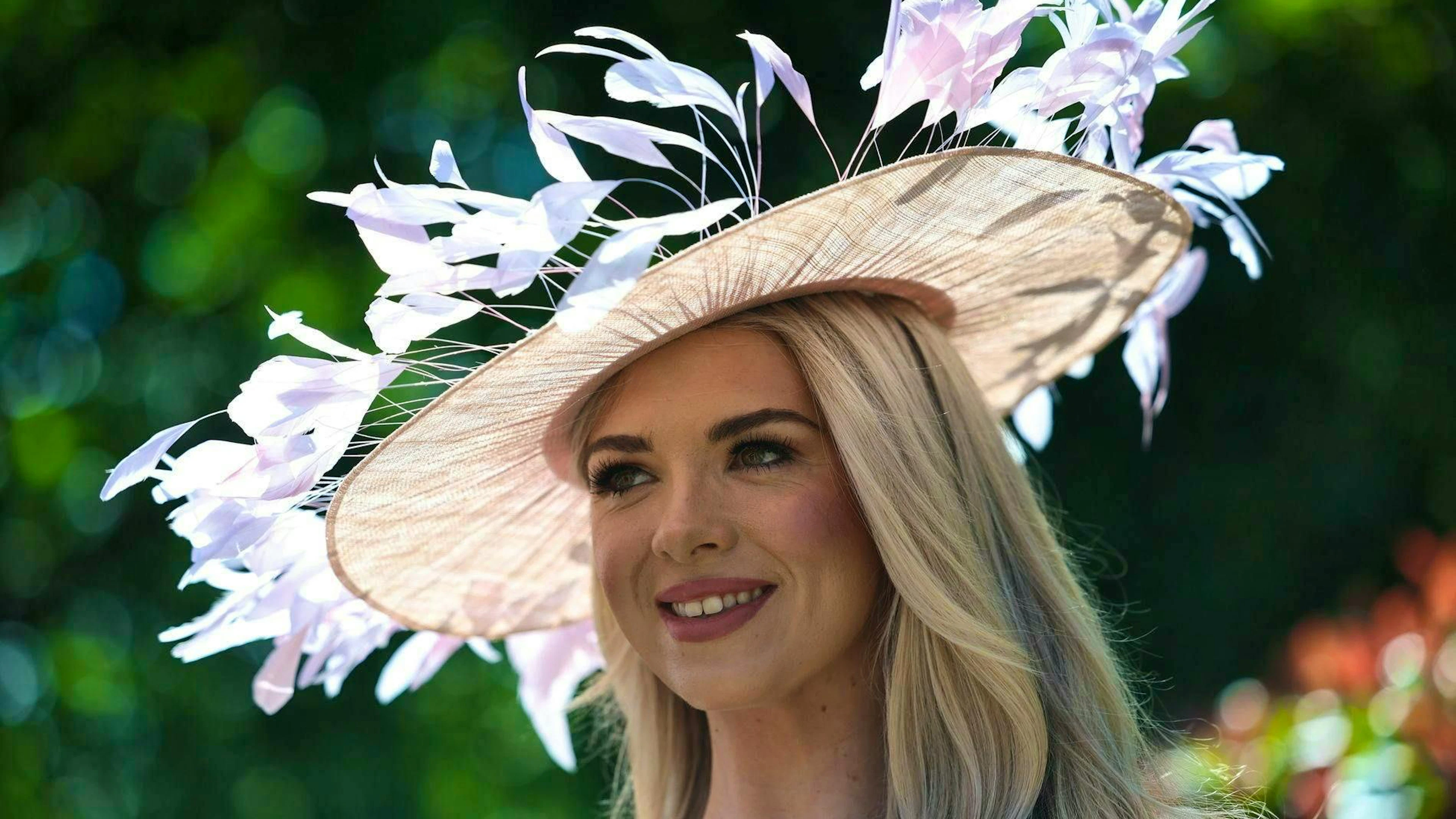 Anche questa spettatrice dell’ippodromo ha dato libero sfogo alla propria fantasia. 