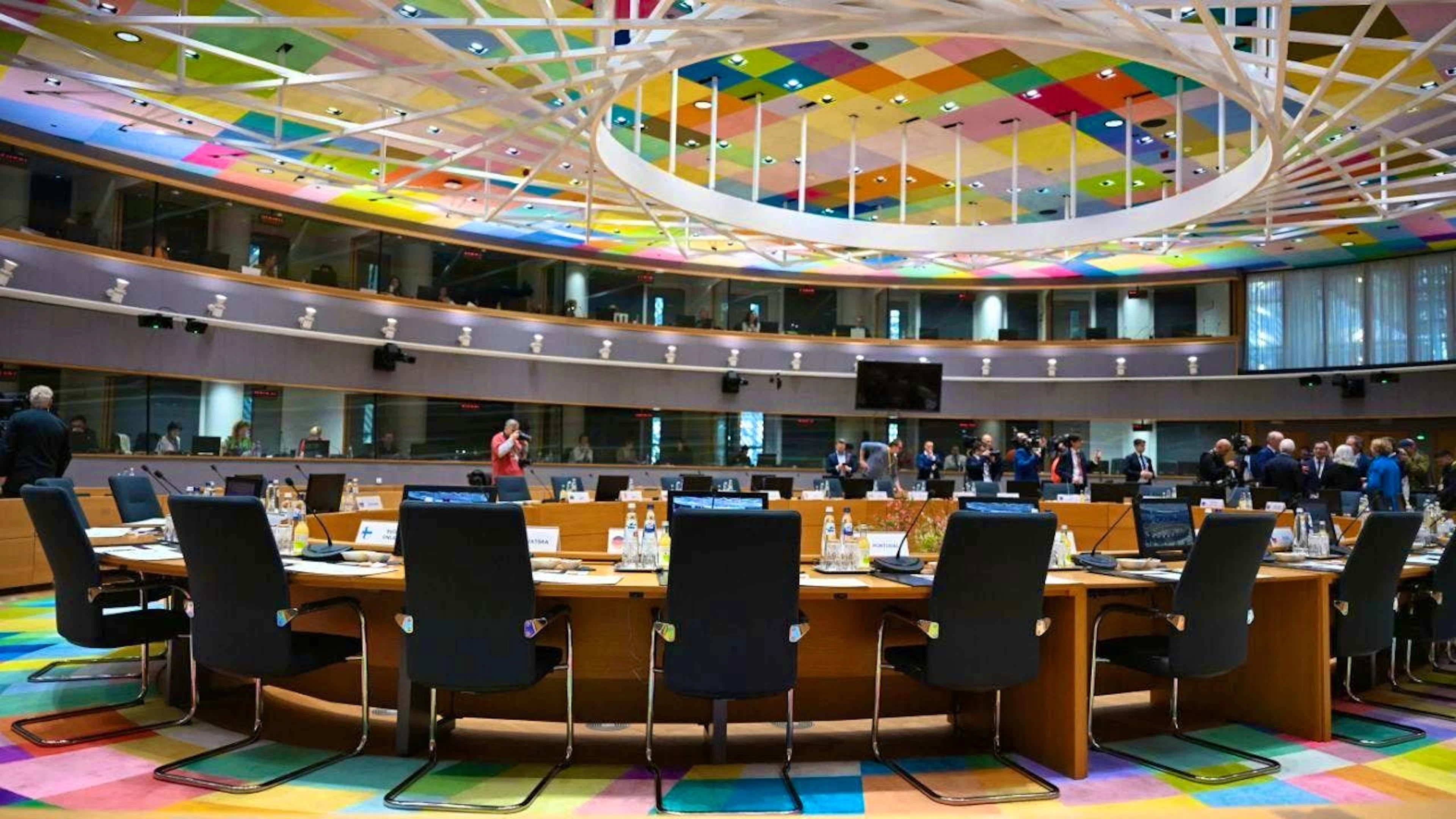 ARCHIVE – EU representatives, as well as EU heads of state and government, chat with one another behind the round table at the EU summit in March. Photo: Markus Lenhardt/dpa