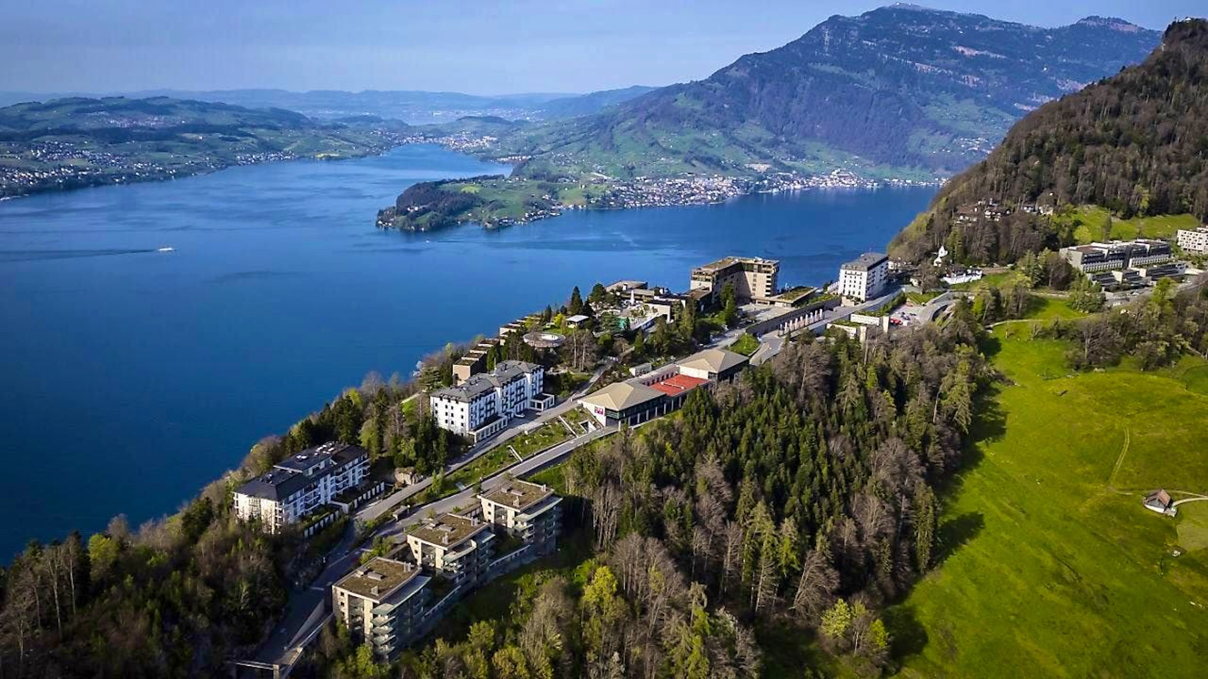 Al momento non ci sono turisti che pernottano qui: venerdì, sul Bürgenstock, affacciato sul Lago dei Quattro Cantoni, gli Stati Uniti e l’Iran avrebbero dovuto firmare un accordo di pace.