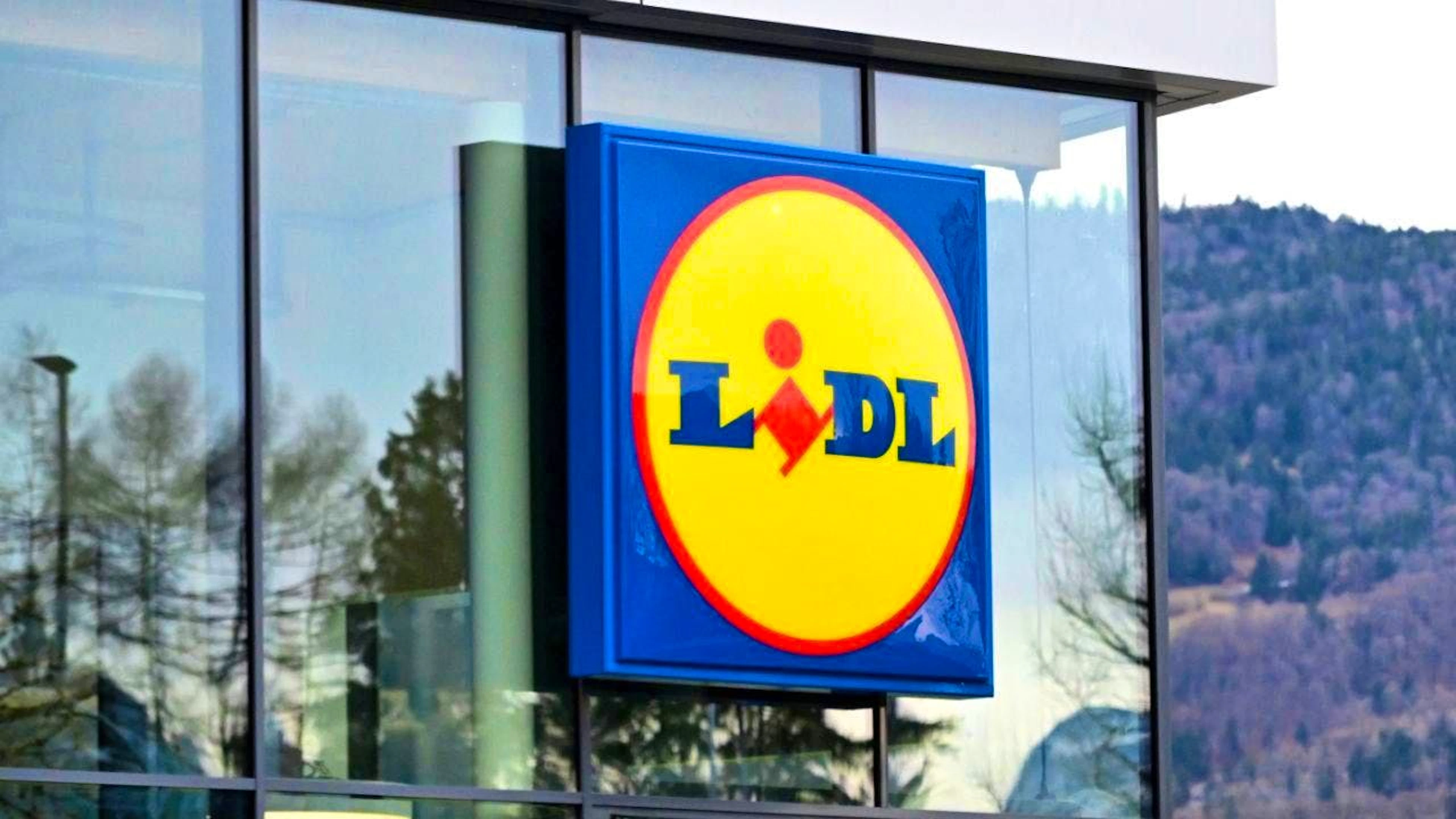 The German discount grocery chain Lidl has entered the pub business in Northern Ireland. At the “Middle Ale” in Dundonald, guests can enjoy a pint—and pick up some alcohol to take home while they’re at it. (File photo)