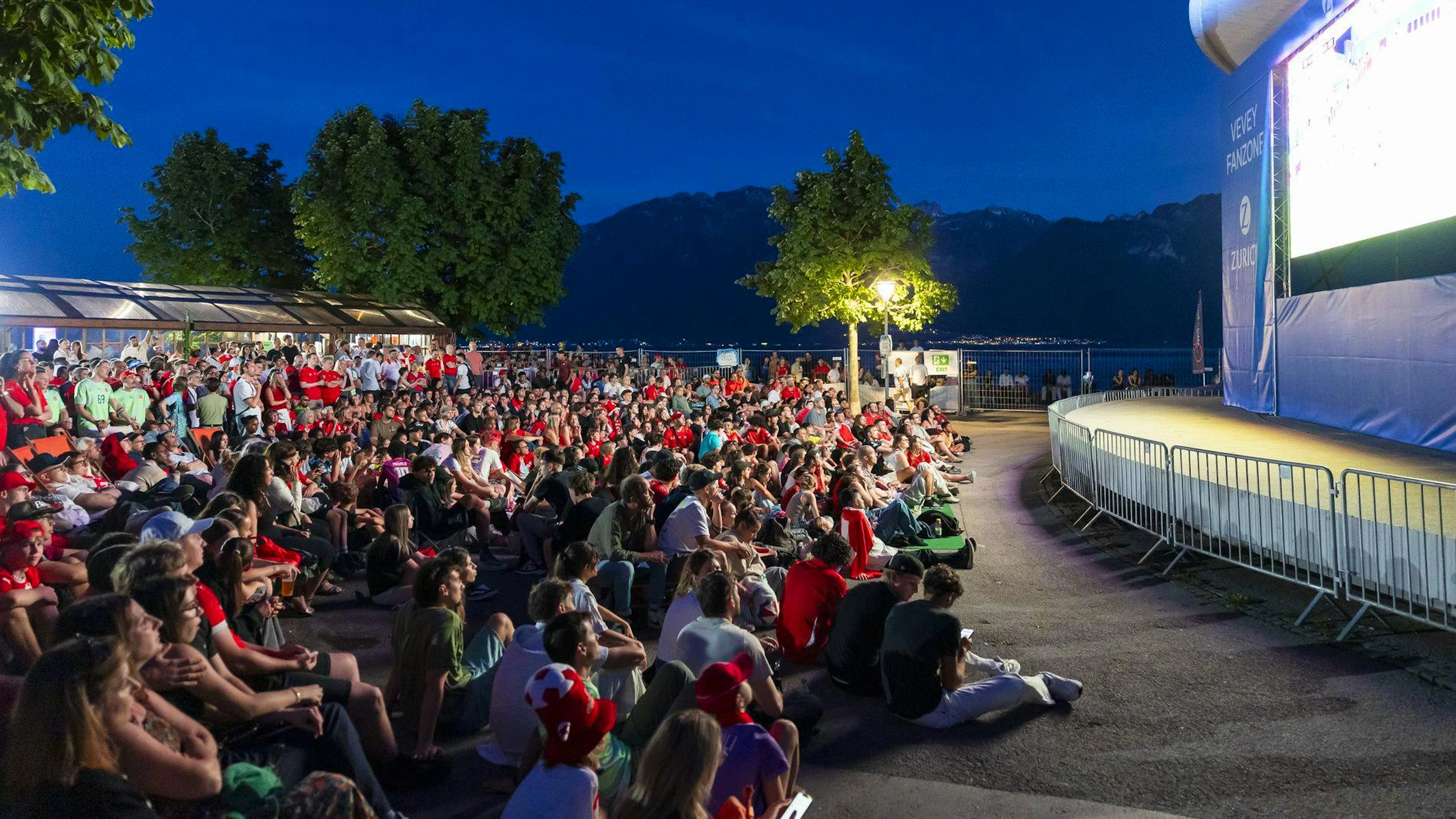 Fussballfans verfolgen das erste WM-Gruppenspiel der Schweizer Nati gegen Katar in Vevey VD.
