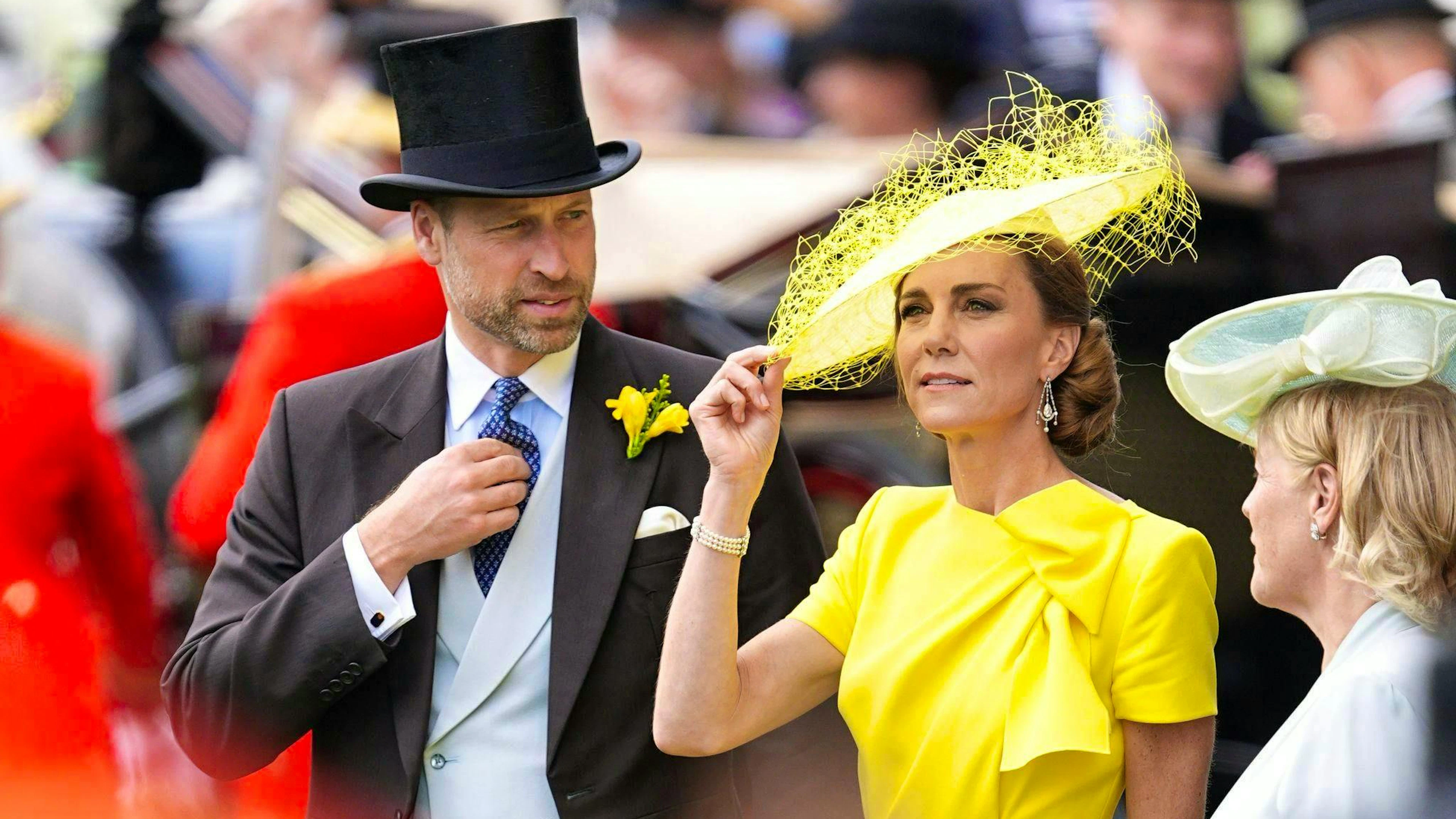La principessa Kate si è presentata alle corse di cavalli di Ascot vestita tutta di giallo con un cappellino molto discreto.